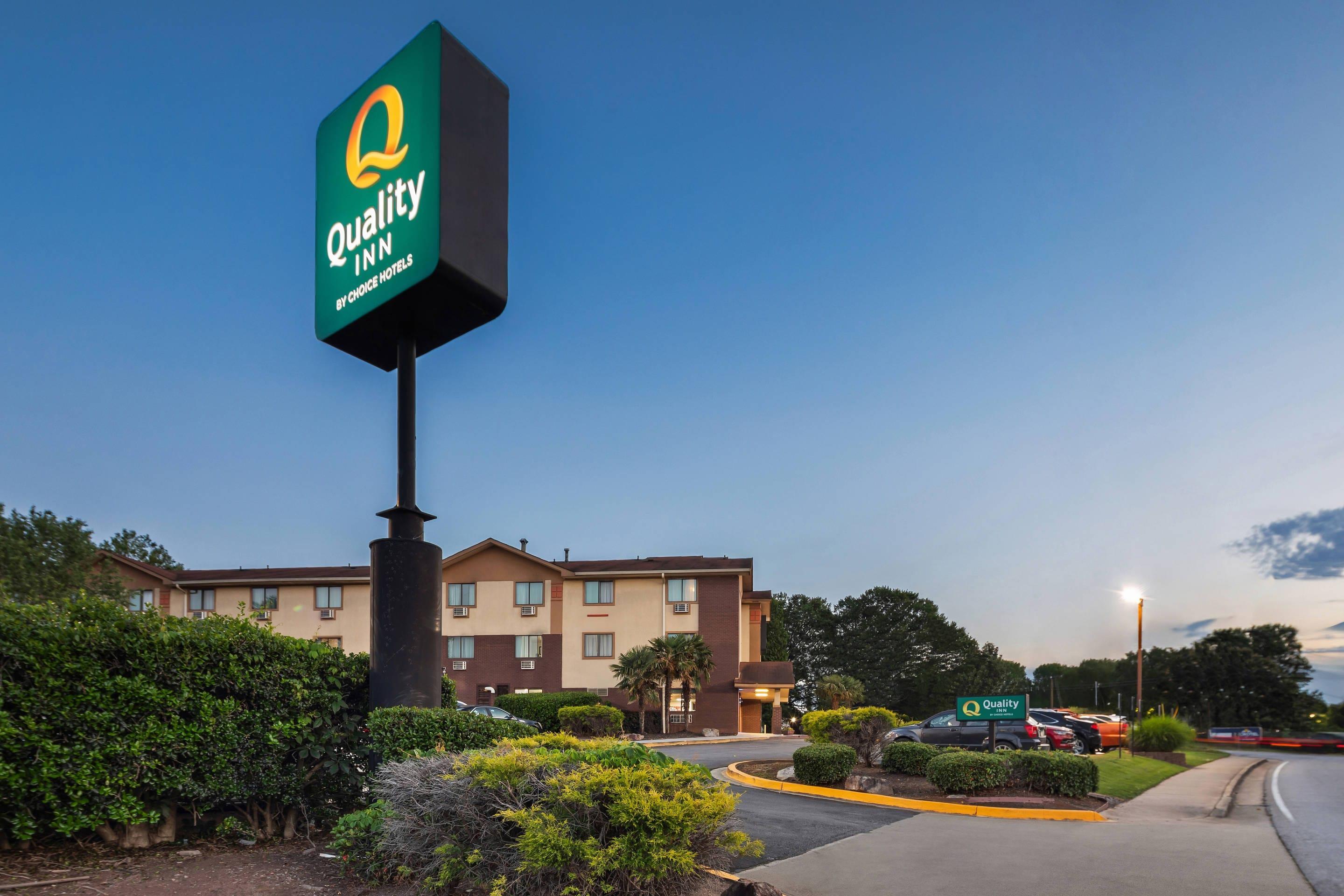 Hotel at night | Quality Inn Atlanta Airport - Central