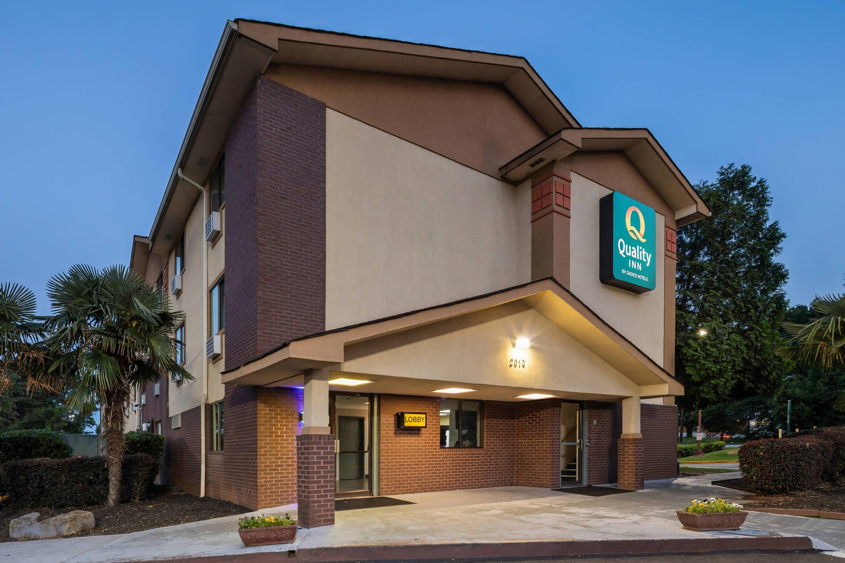 Hotel at night | Quality Inn Atlanta Airport - Central