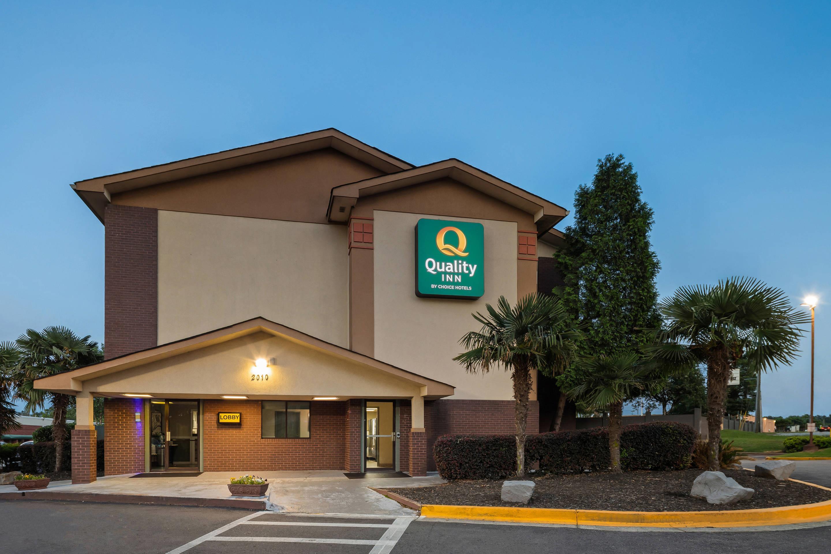 Hotel at night | Quality Inn Atlanta Airport - Central