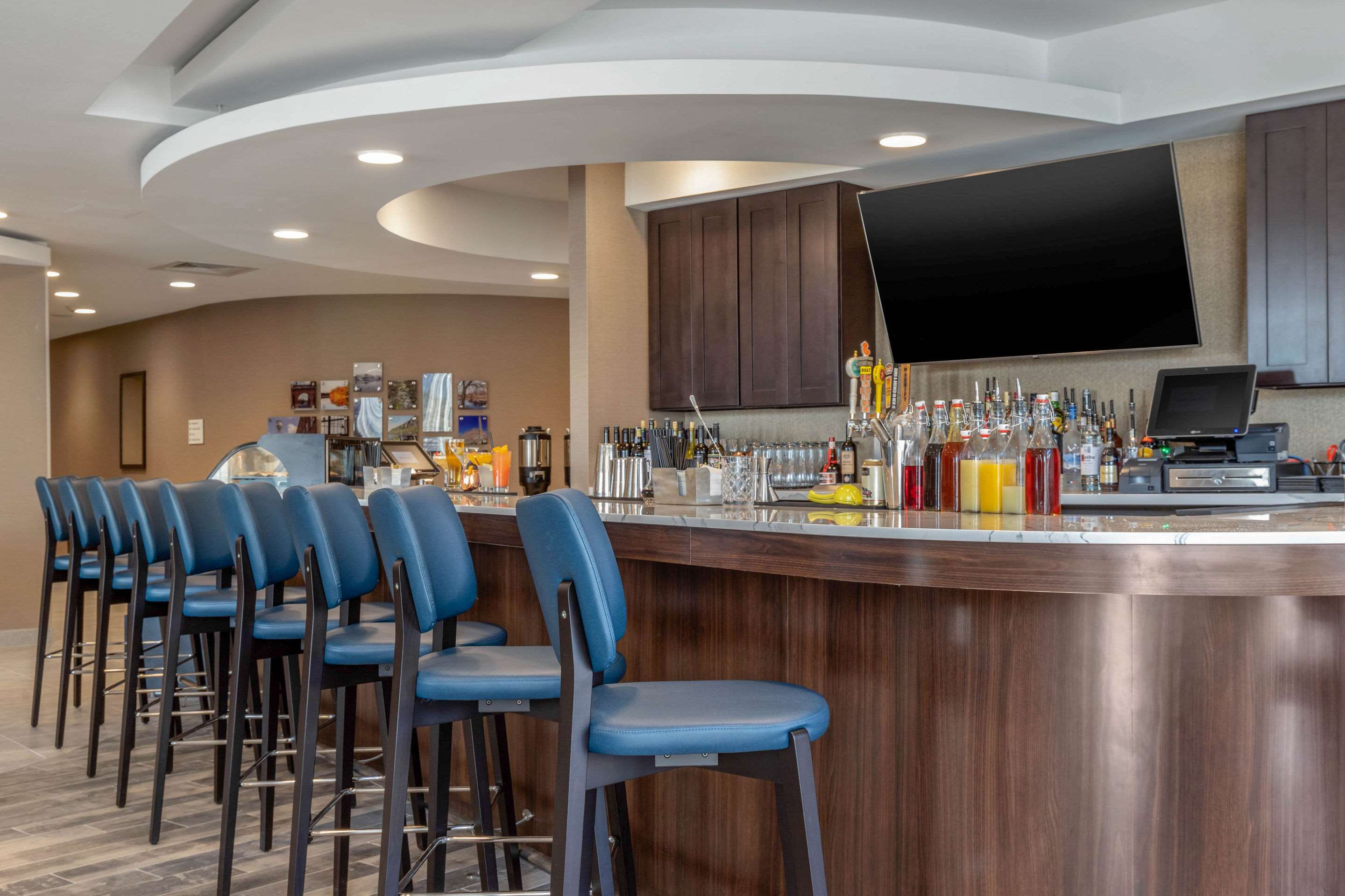 Hotel bar | Cambria Hotel West Orange