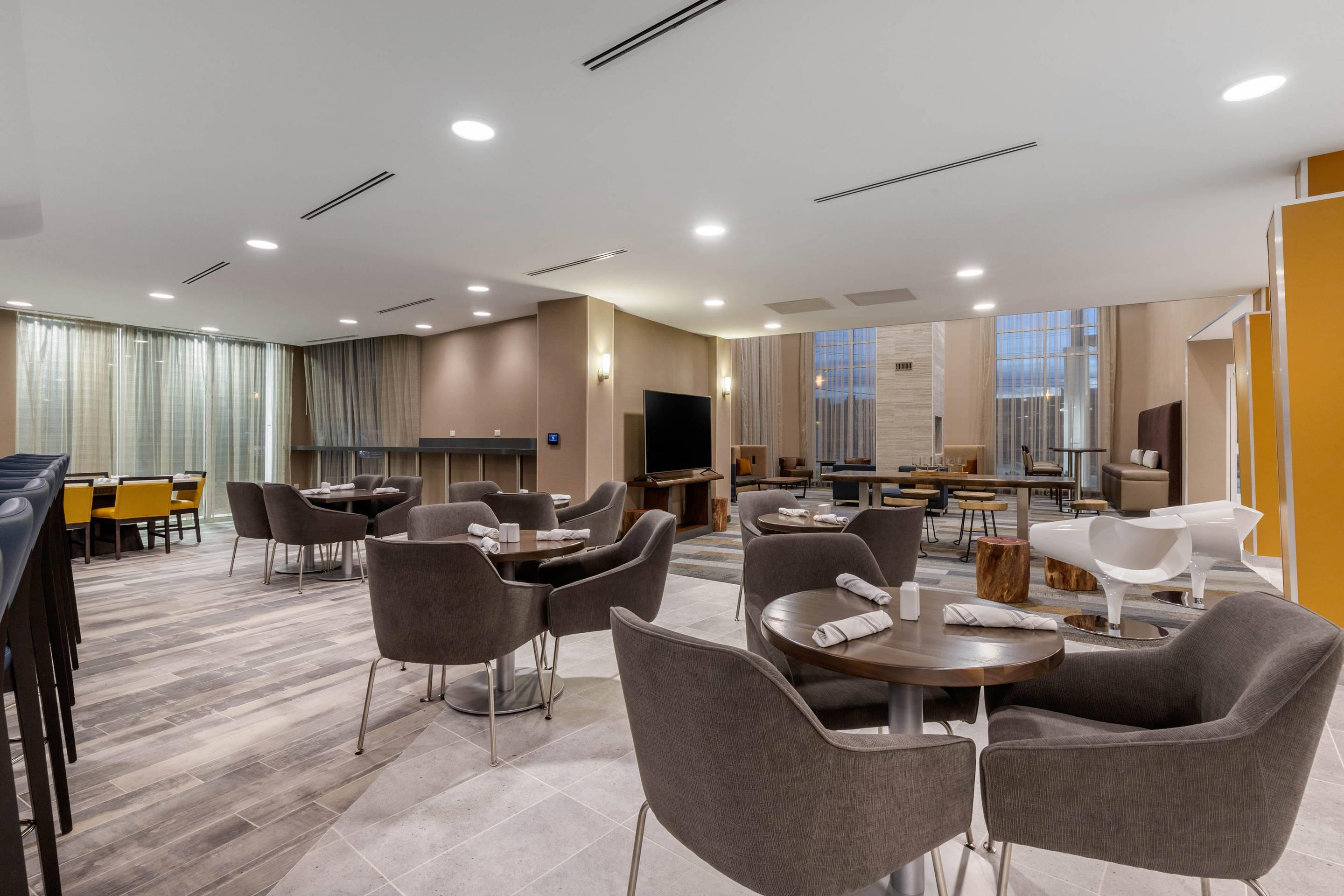 On-site restaurant | Cambria Hotel West Orange