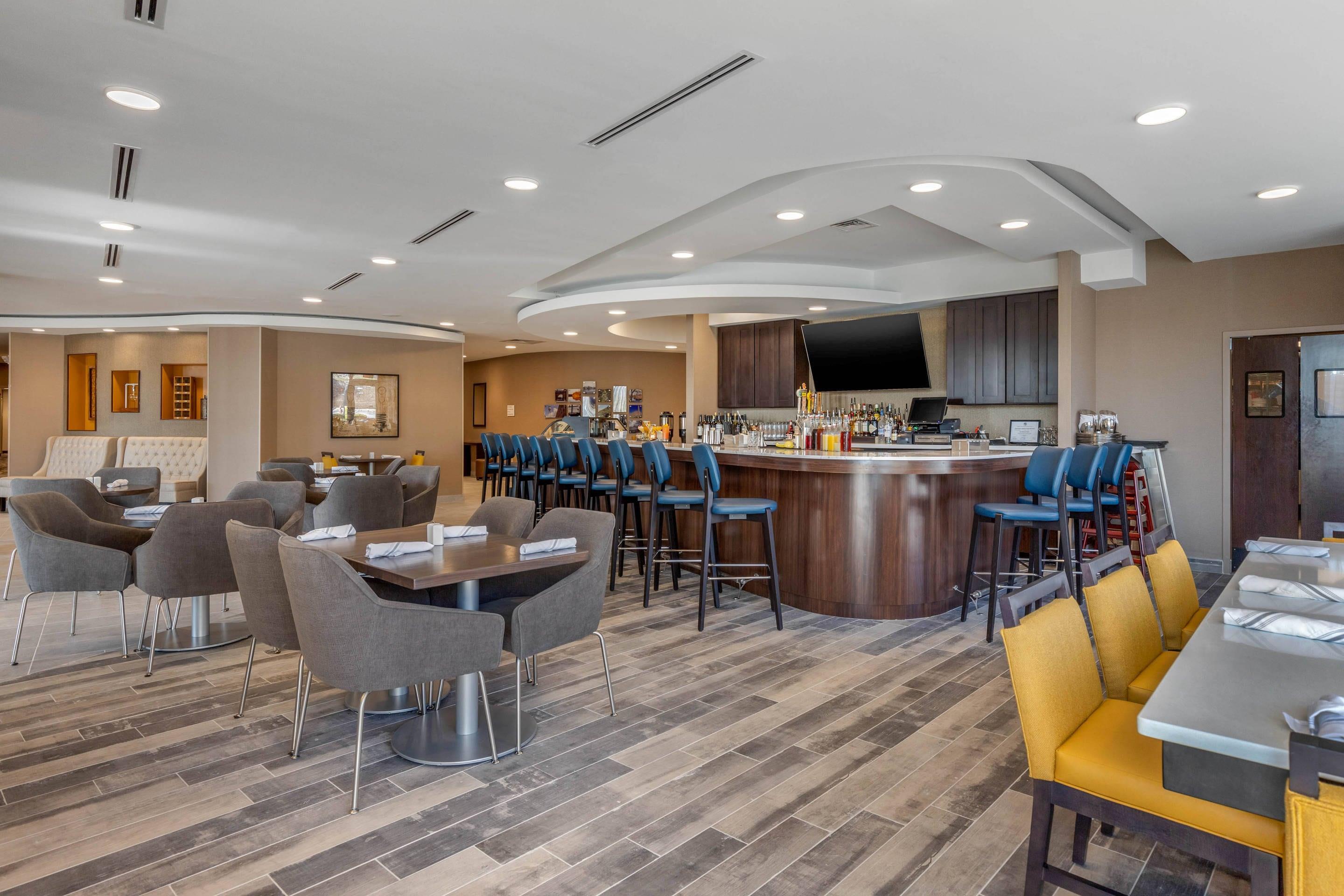 On-site restaurant | Cambria Hotel West Orange