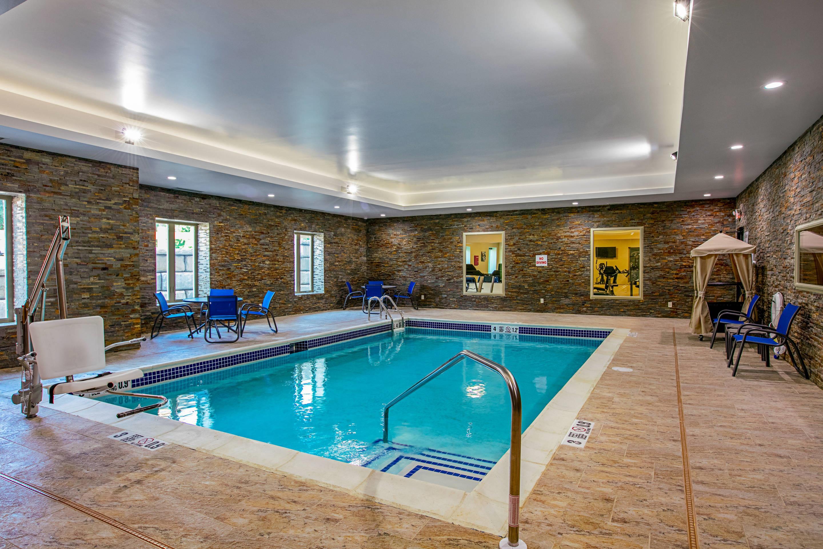 Indoor pool | Comfort Suites Fishkill near Interstate 84