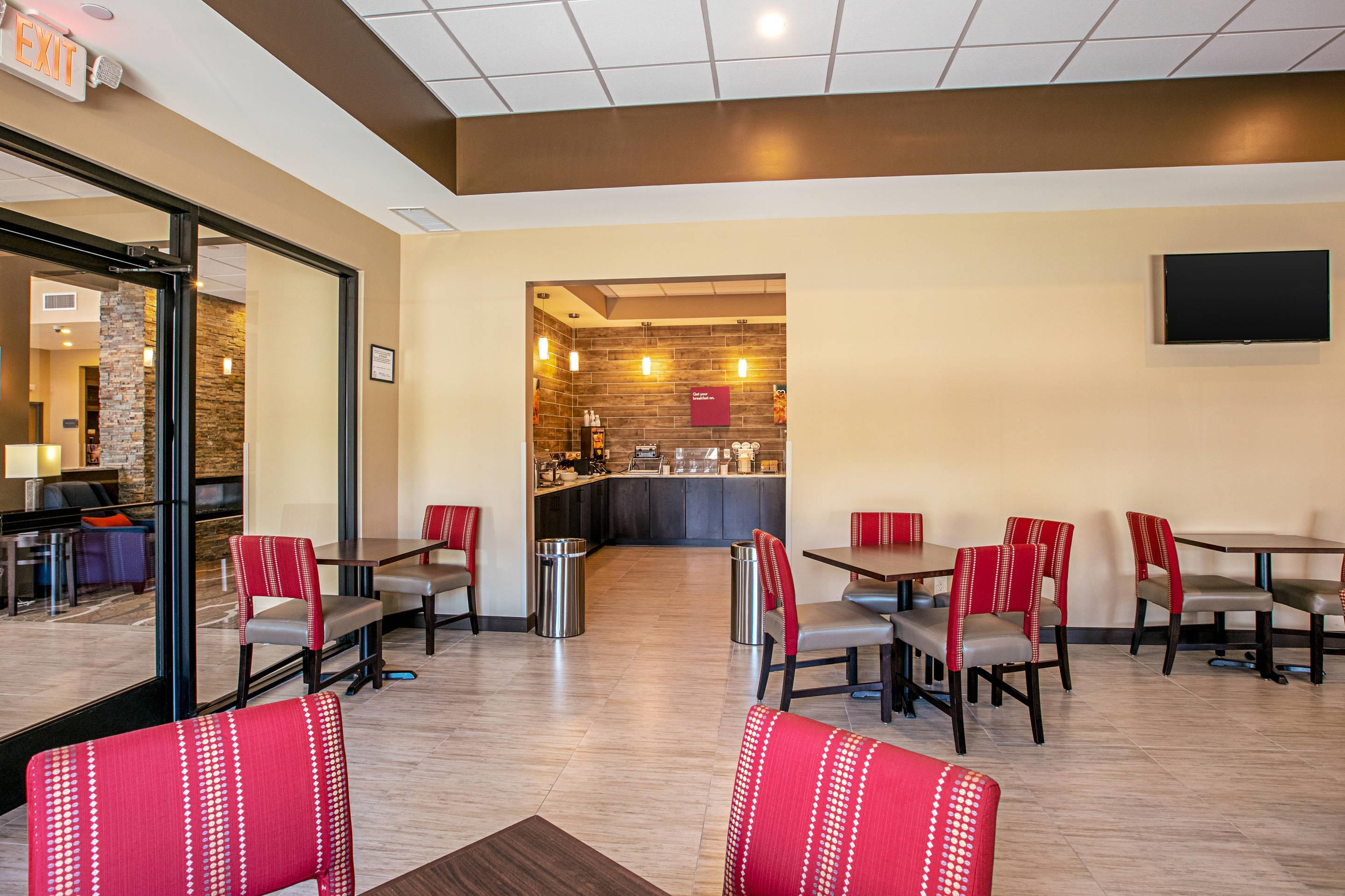 Breakfast area | Comfort Suites Fishkill near Interstate 84