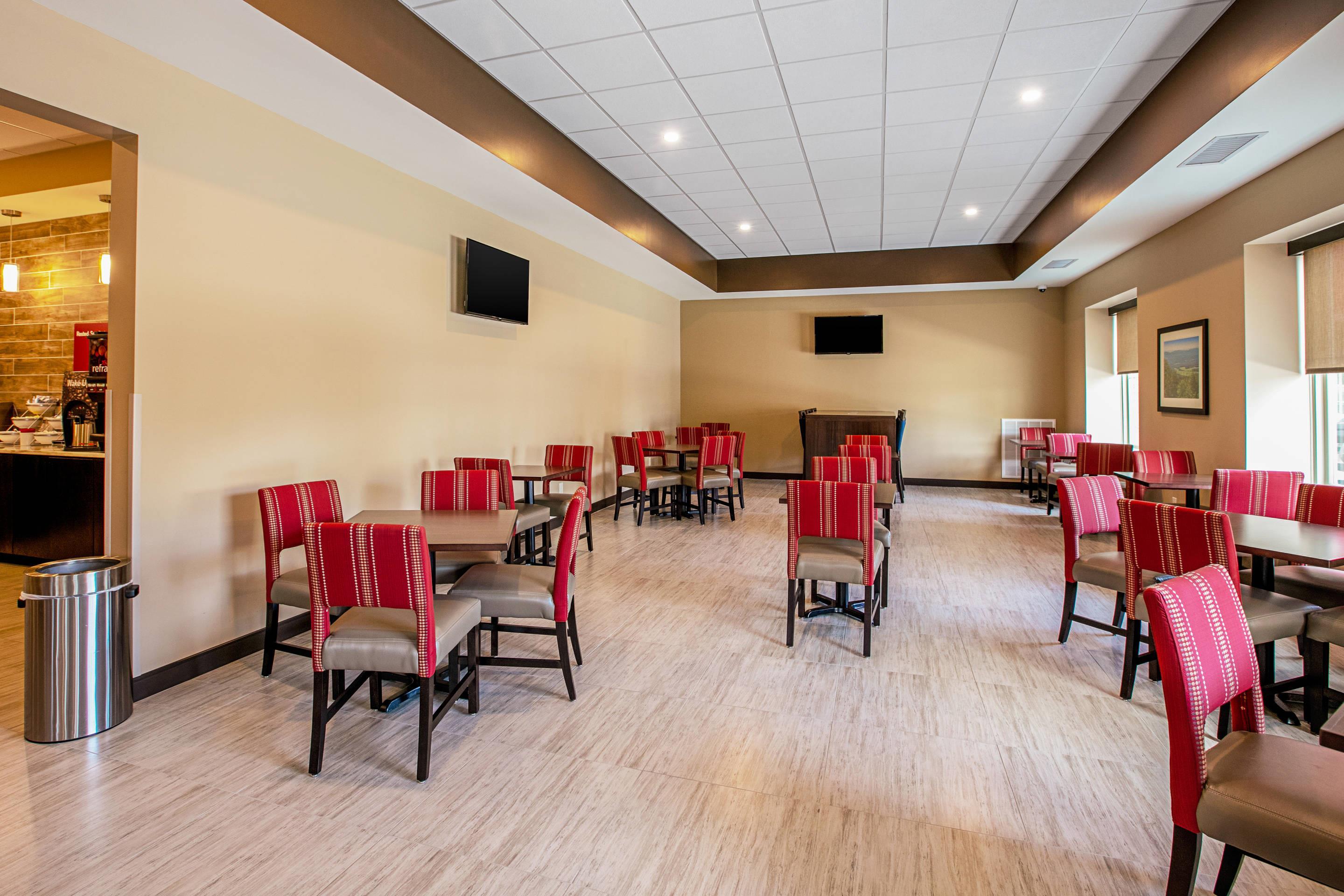 Breakfast area | Comfort Suites Fishkill near Interstate 84
