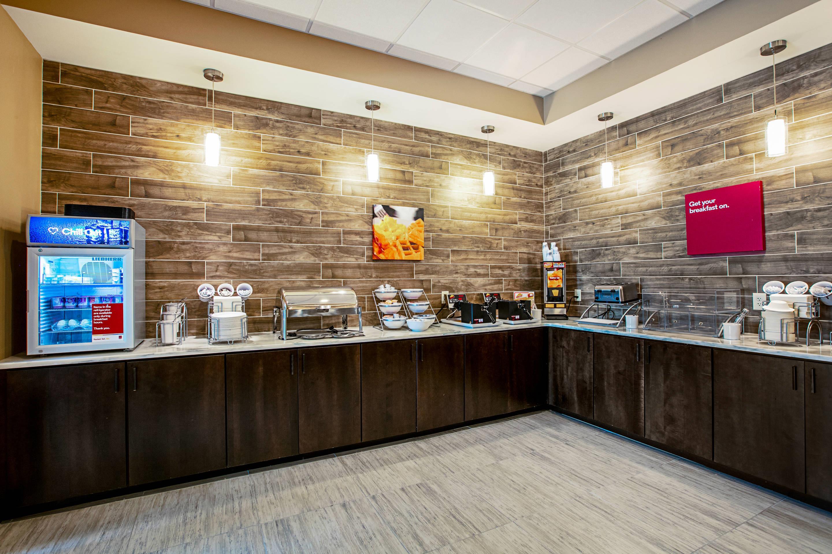 Breakfast area | Comfort Suites Fishkill near Interstate 84