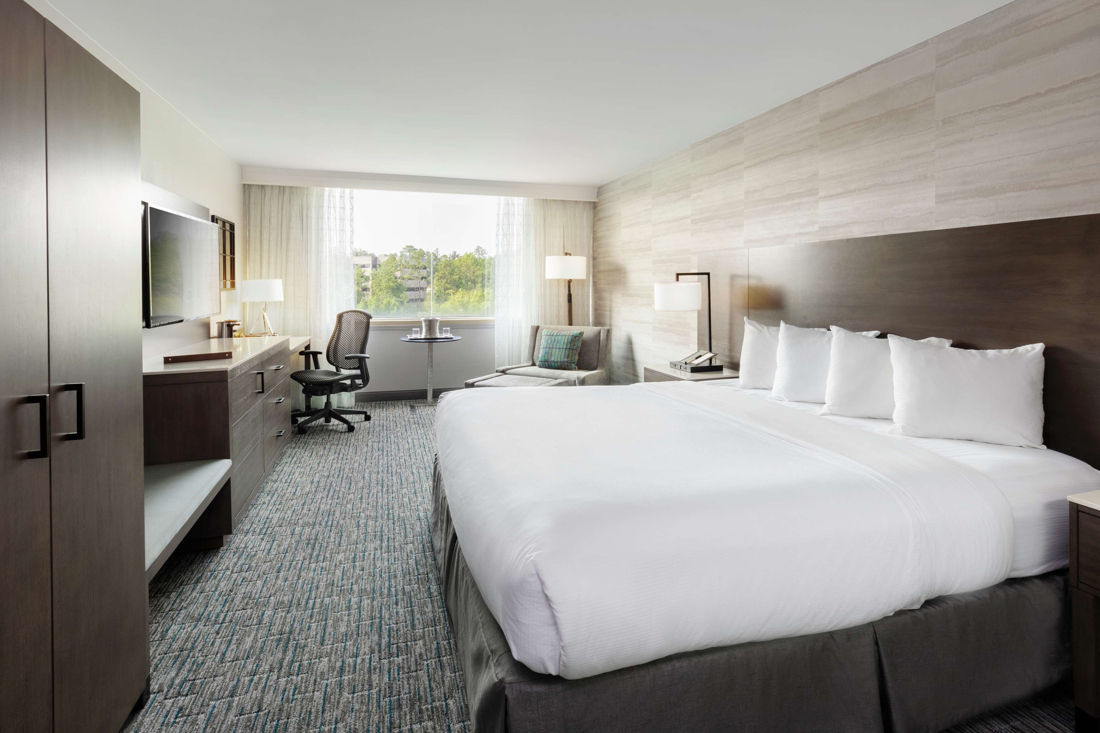 DoubleTree by Hilton Birmingham Perimeter Park Room Type - 1KG MOB HEAR ACC RI-SHW