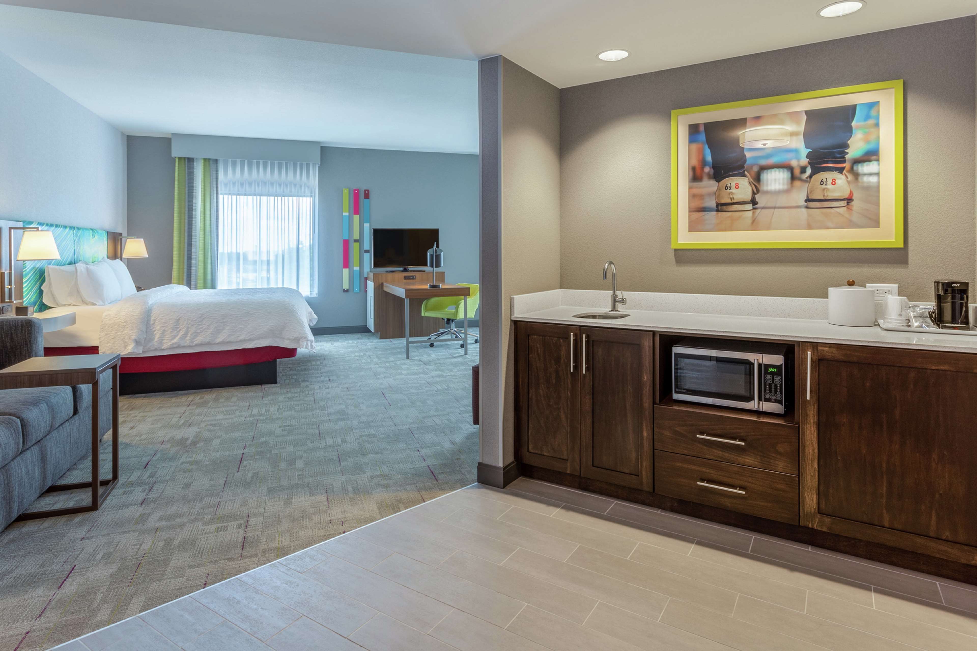 Hampton Inn & Suites by Hilton Burlington Room Type - 1KN STDO MIC FRIDG WTBR NS