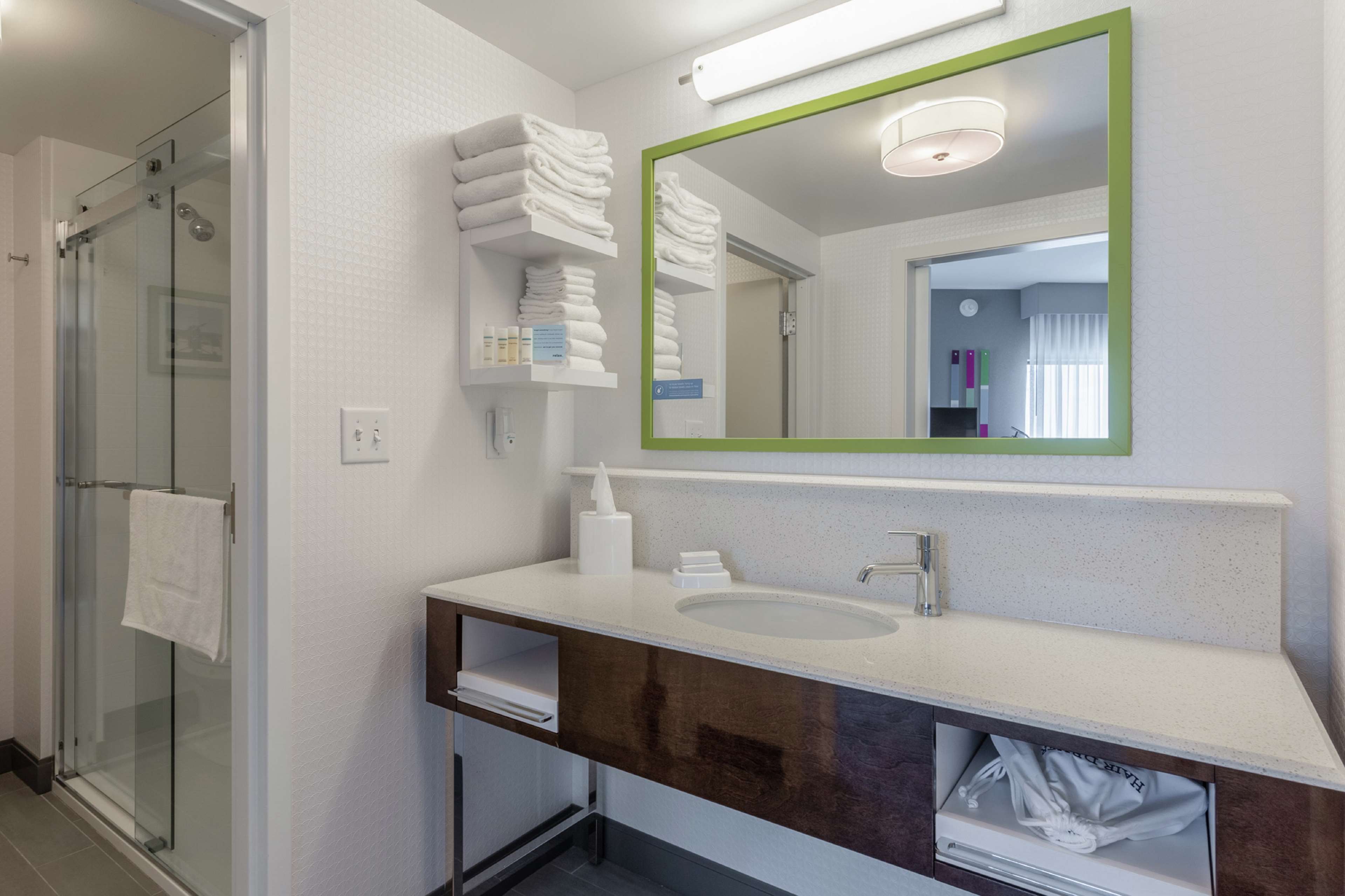 Hampton Inn & Suites by Hilton Burlington Room Type - 2 QNS HEARING ACC NOSMOK