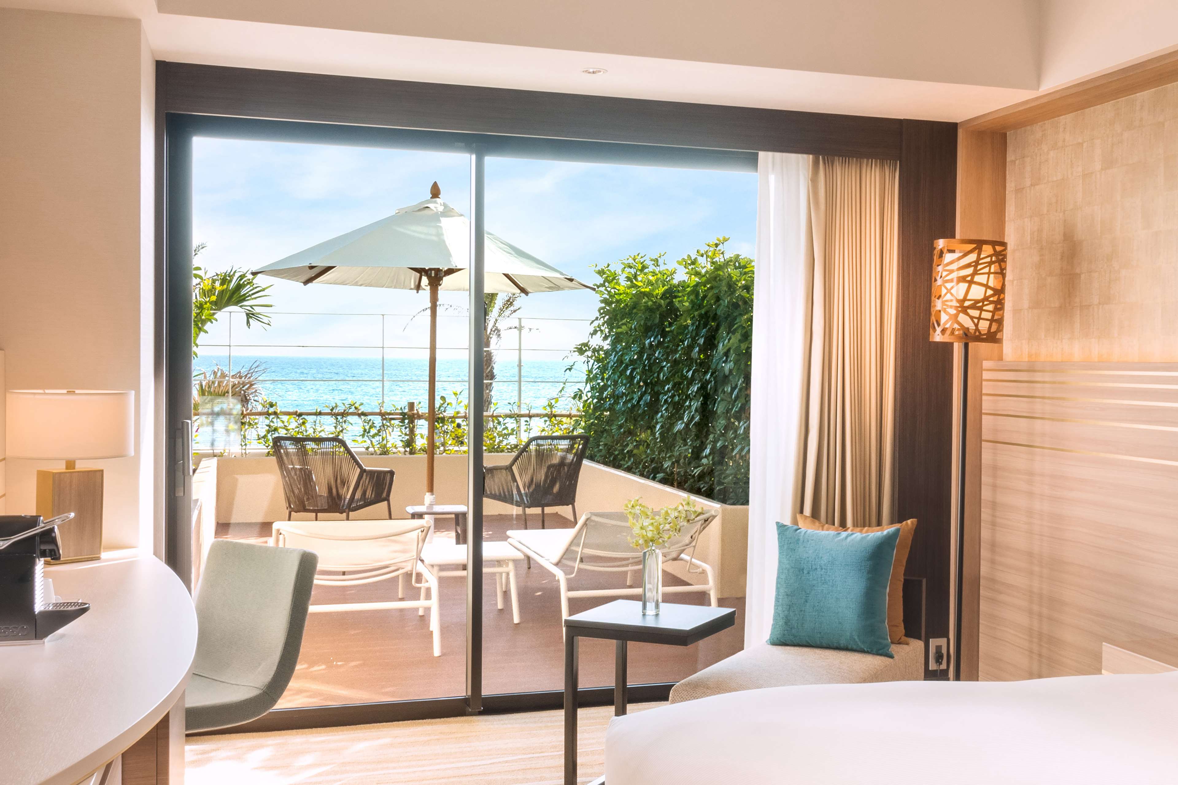 DoubleTree by Hilton Okinawa Chatan Resort Room Type - TWIN PRM OCEAN VW TERRACE