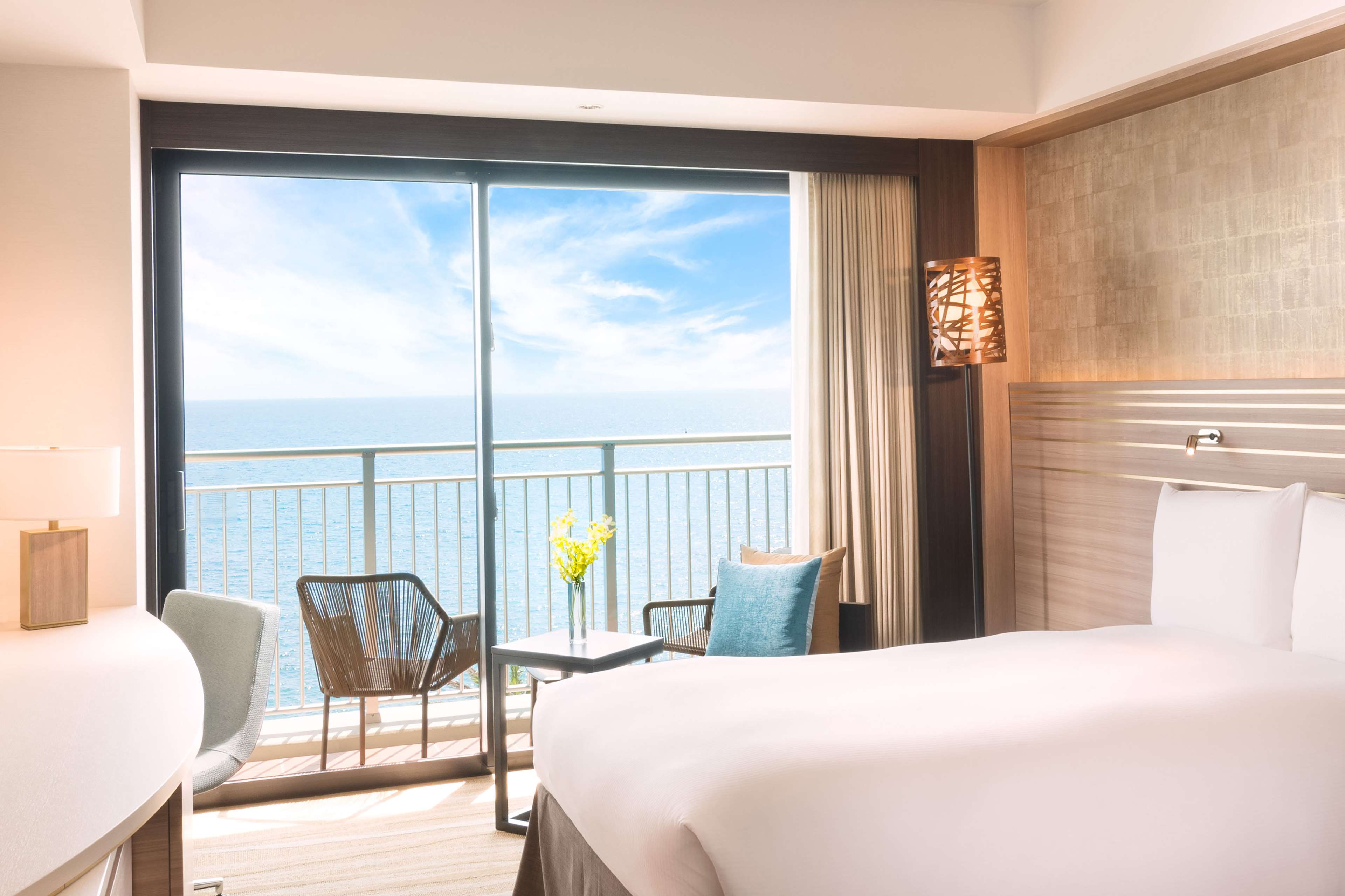 DoubleTree by Hilton Okinawa Chatan Resort Room Type - KING GST RM OCEANVWBALCONY