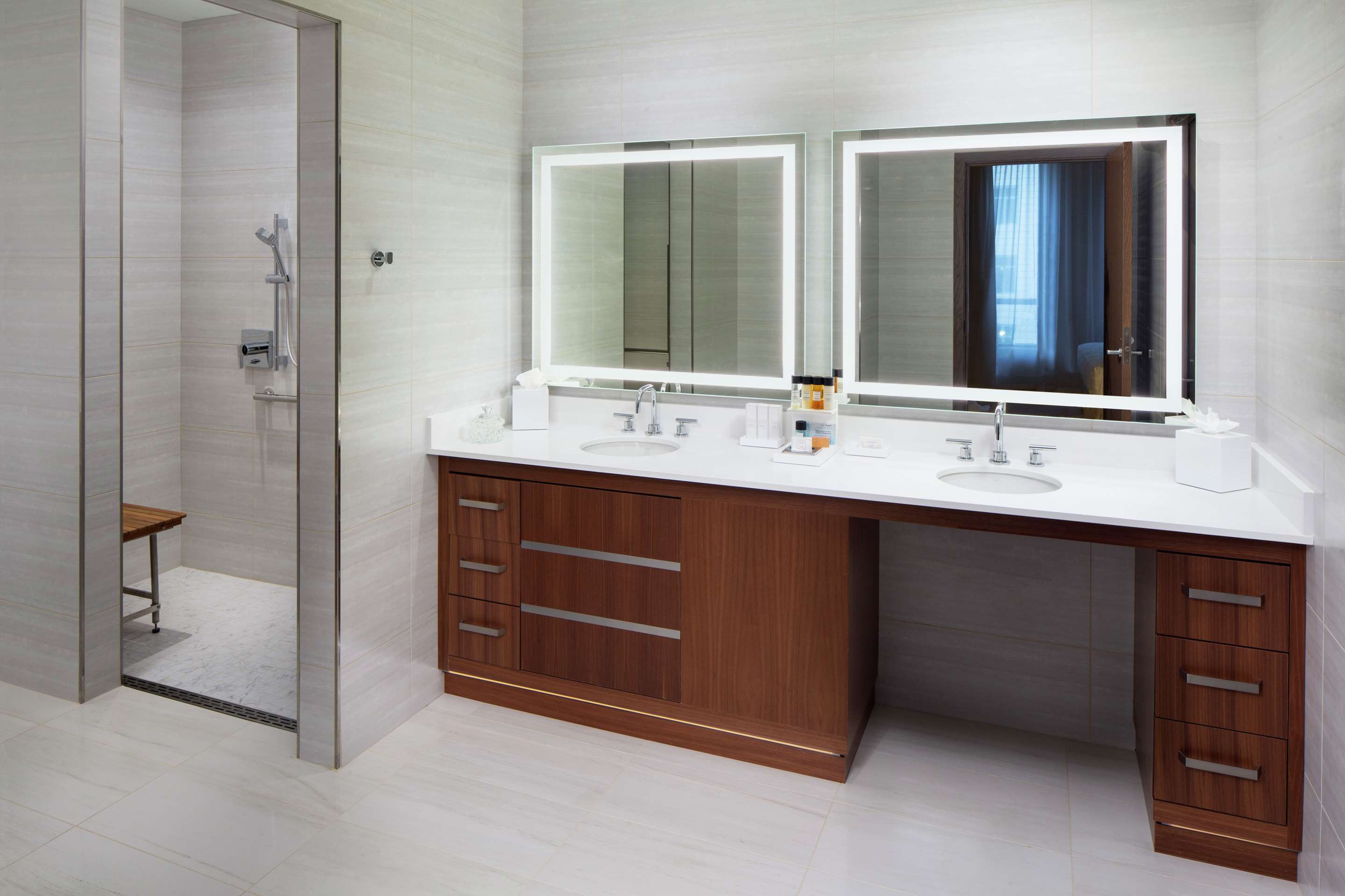 Guest room bath