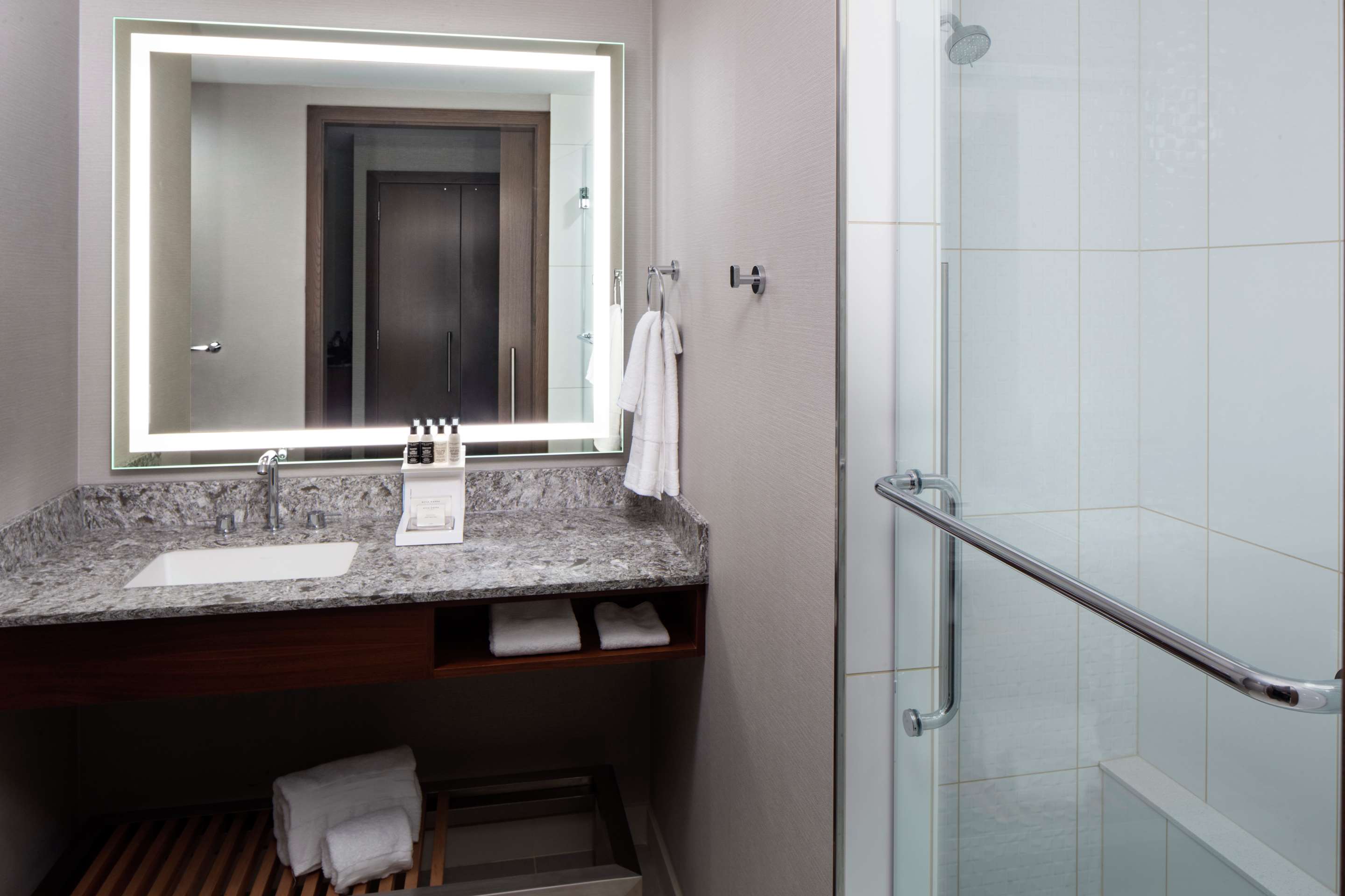 Guest room bath