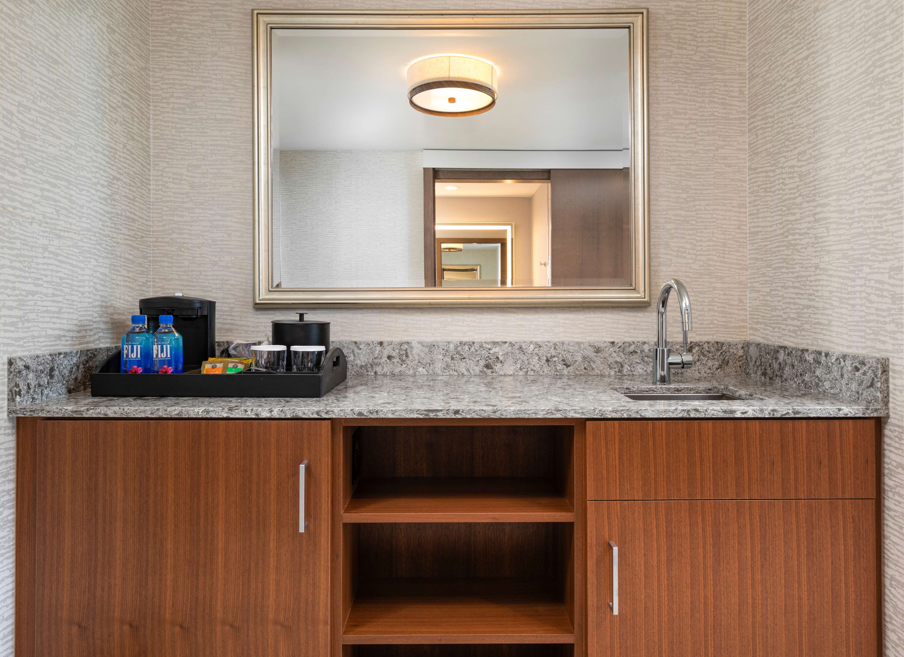 Hilton Rochester Mayo Clinic Area Room Type - 1 KING 2 ROOM SUITE