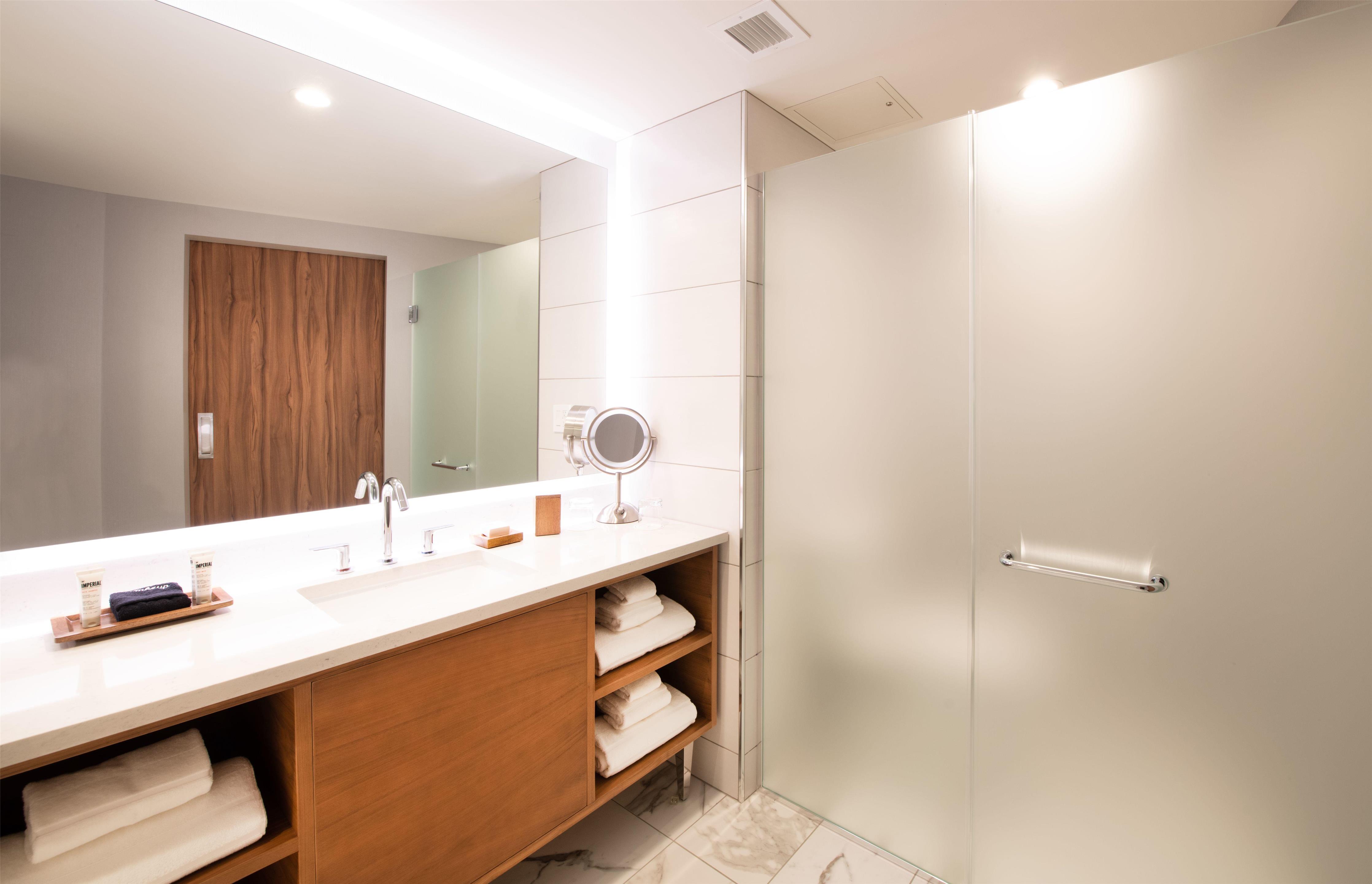 Guest room bath