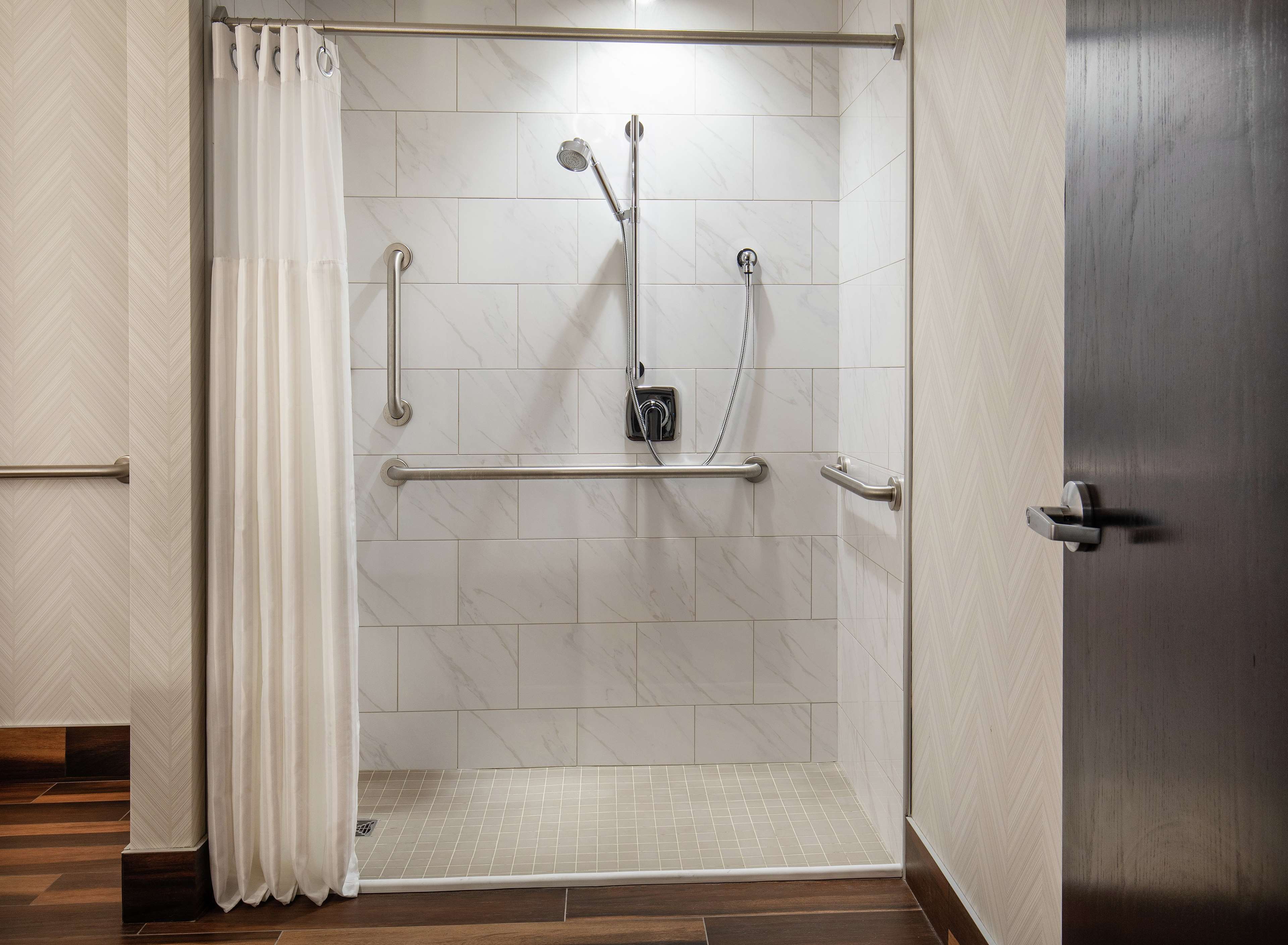 DoubleTree by Hilton Youngstown Downtown Room Type - 1 KG ACC RI SHWR NO SMOK