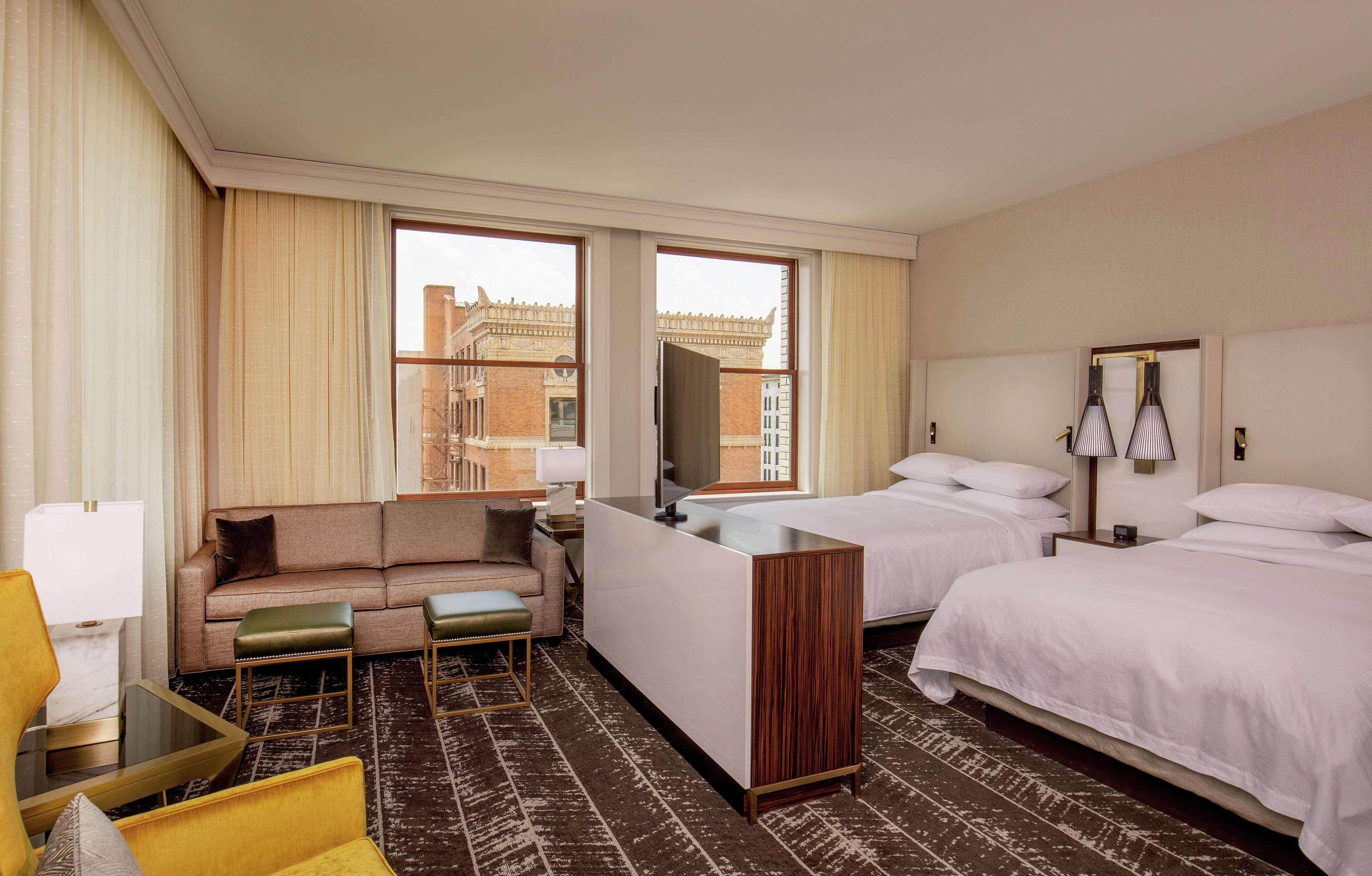 DoubleTree by Hilton Youngstown Downtown Room Type - 2 QUEENS JR SUITE