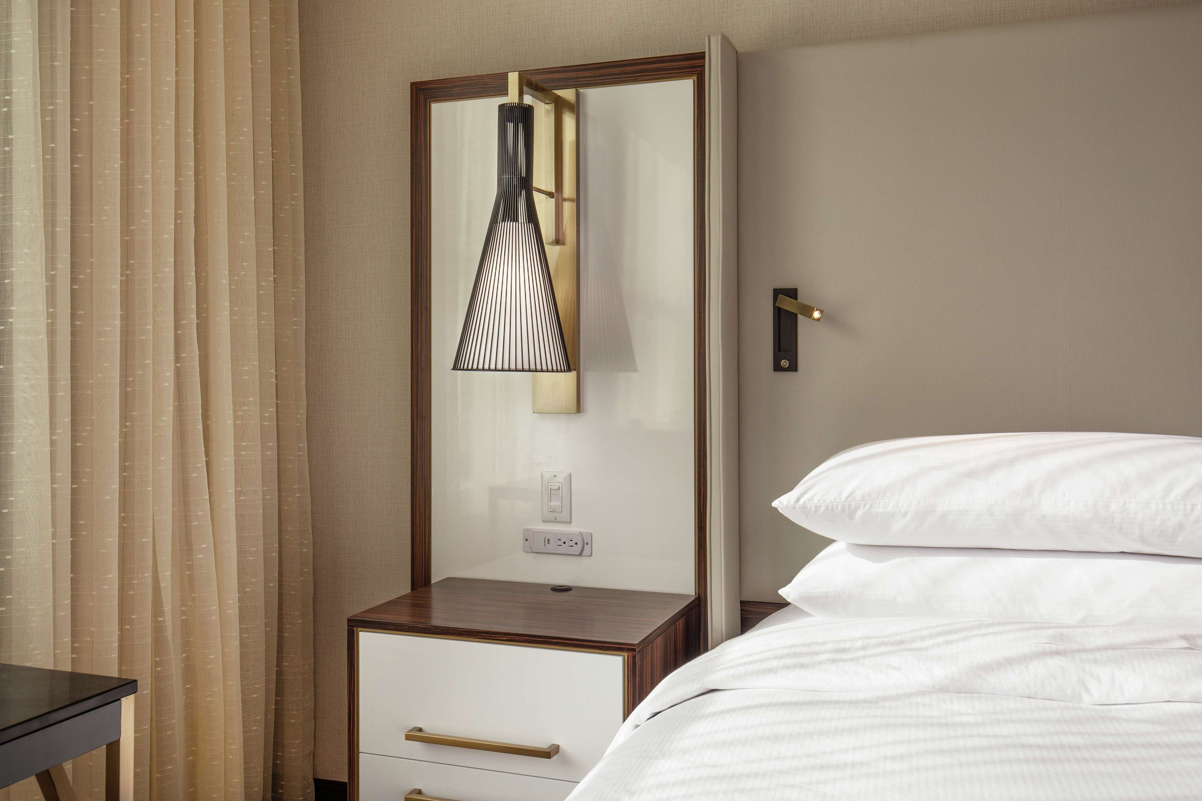DoubleTree by Hilton Youngstown Downtown Room Type - 1KG STE ACC RI SHWR NO SMK
