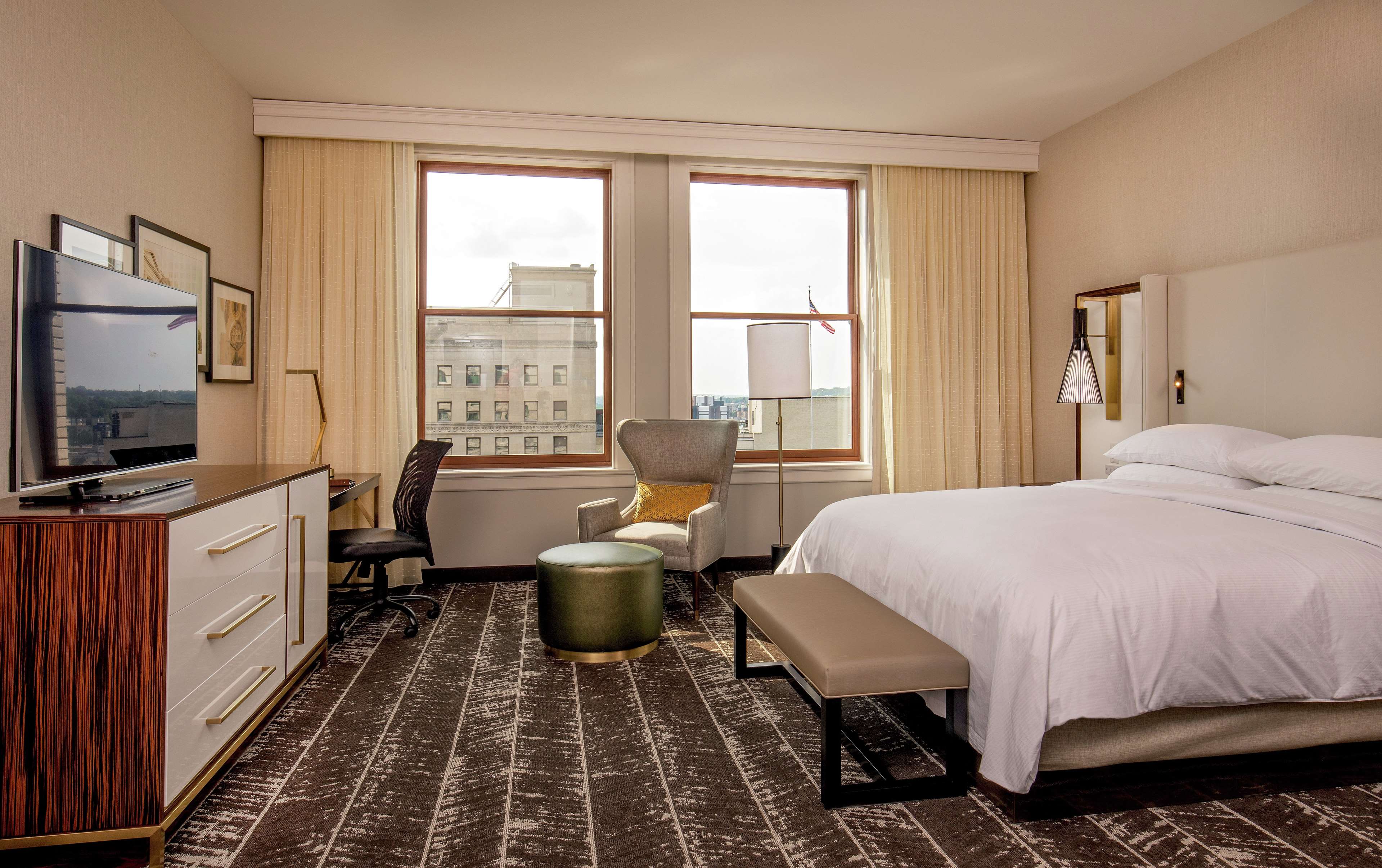 DoubleTree by Hilton Youngstown Downtown - Tap to explore photos