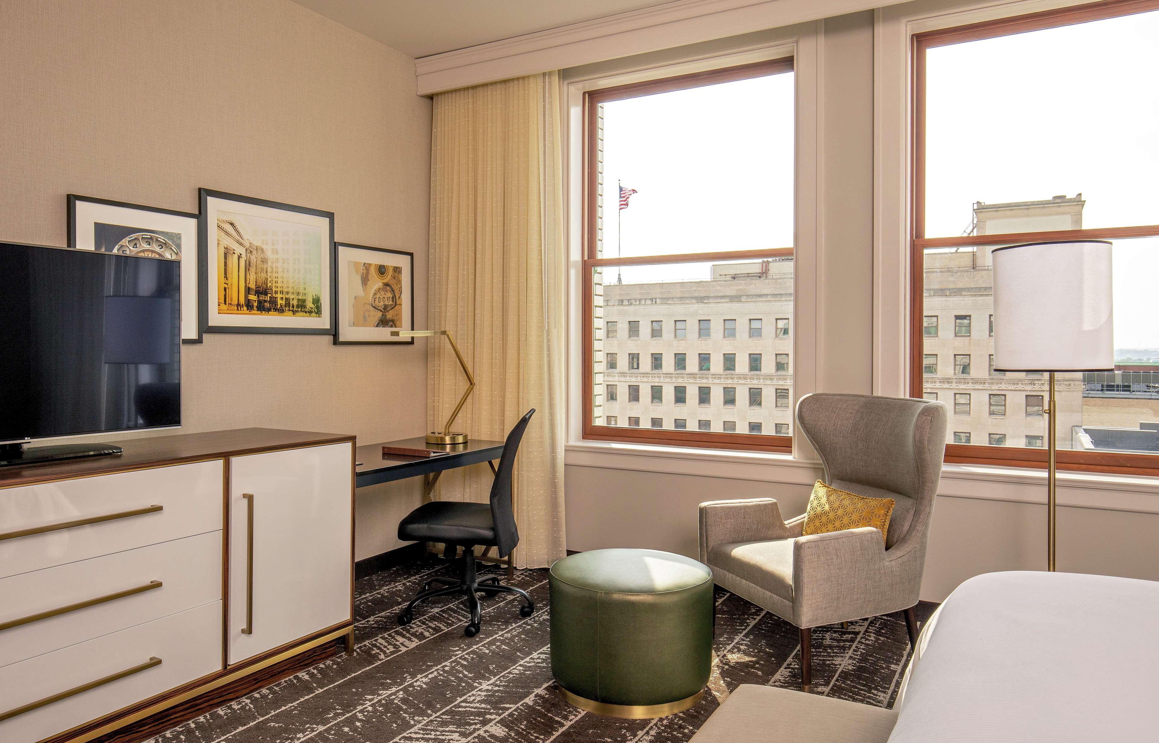 DoubleTree by Hilton Youngstown Downtown - Tap to explore photos