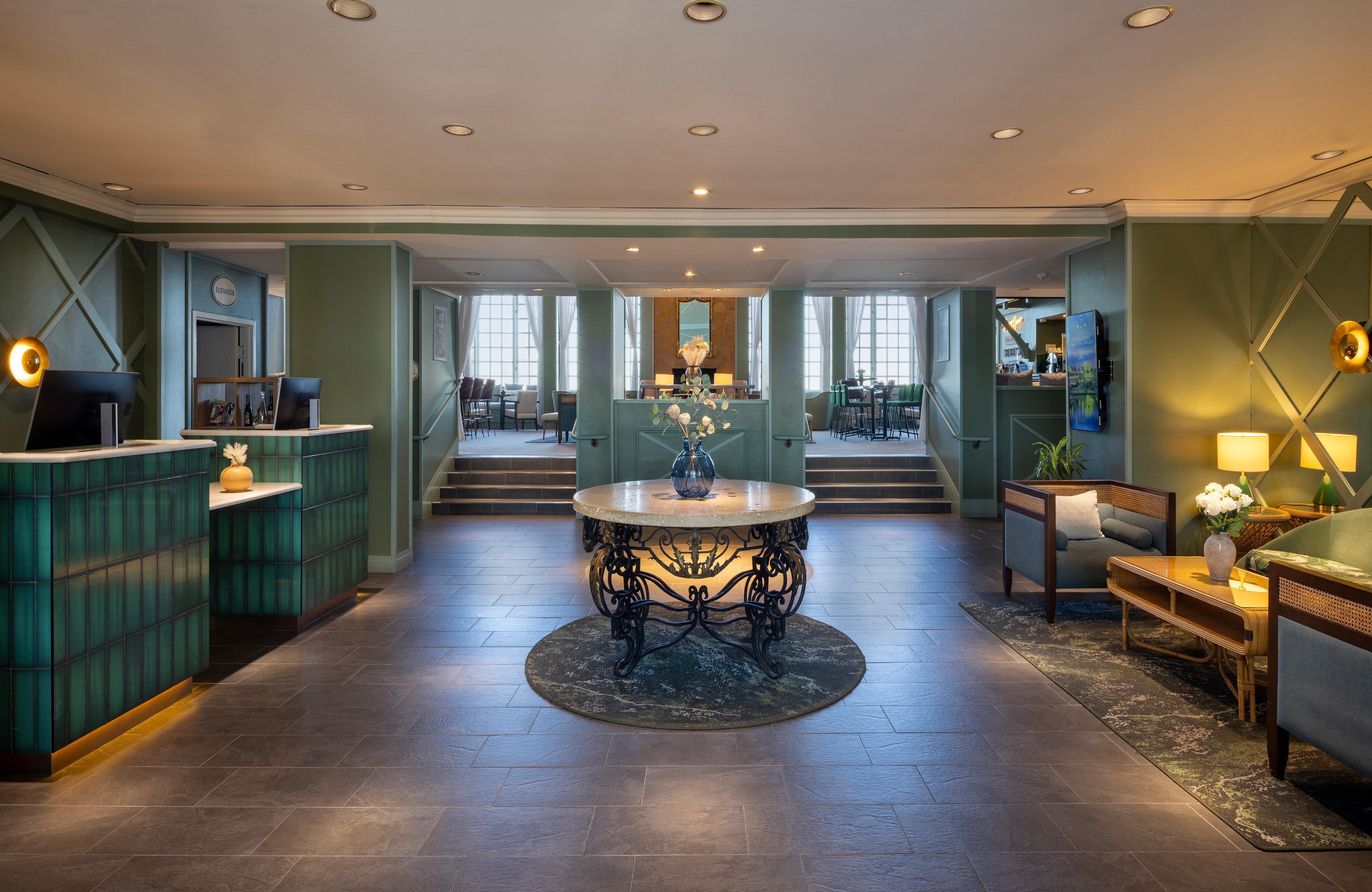 Hotel Lobby & Bar | The Portofino Hotel & Marina, a Noble House Hotel