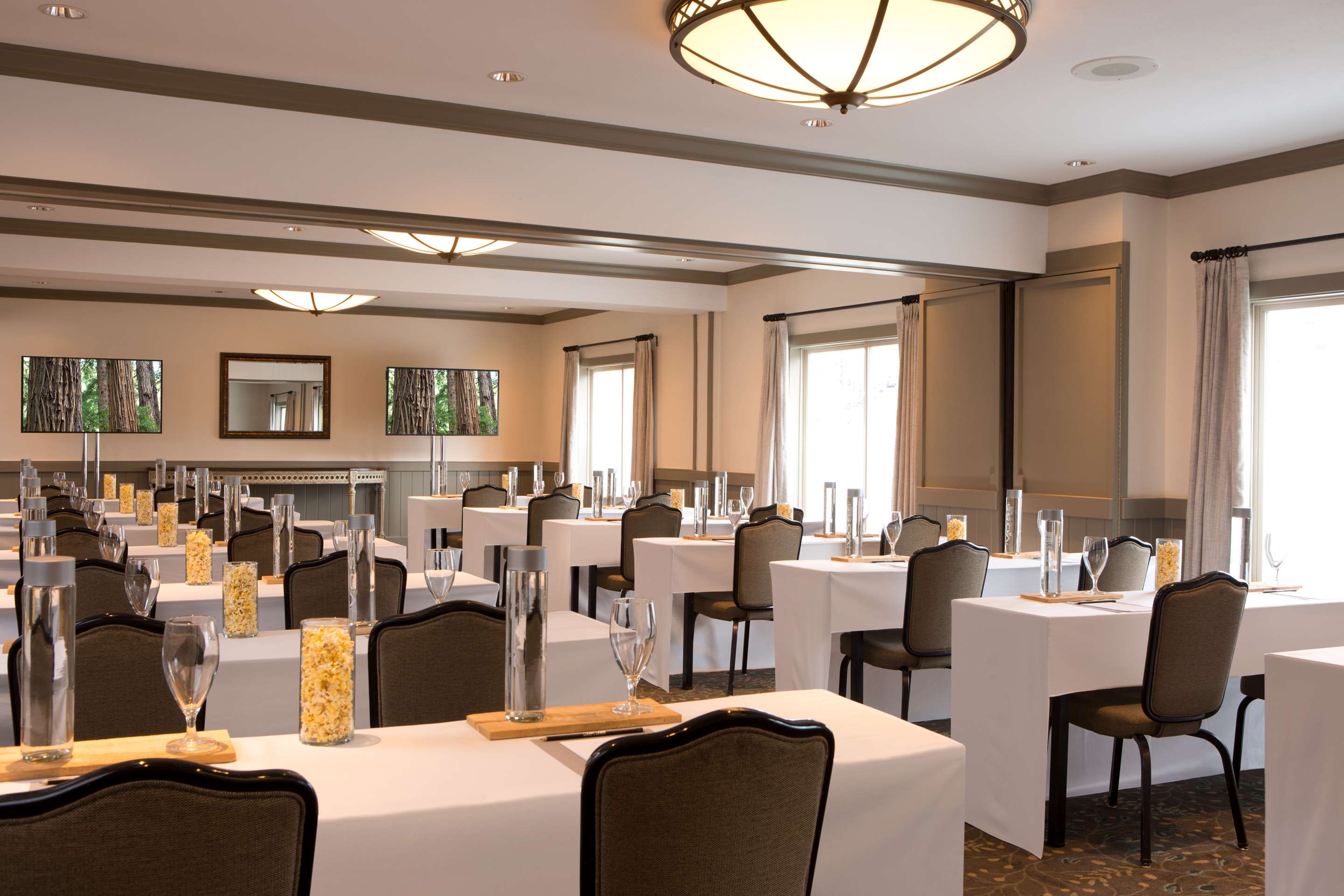 Cascade Meeting Room - Classroom | The Edgewater Hotel