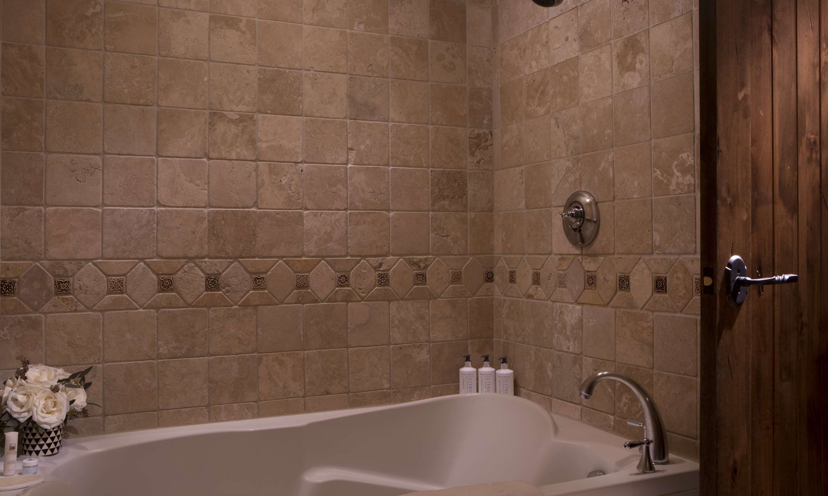Lodge Guestroom Bathroom with Jetted Tub