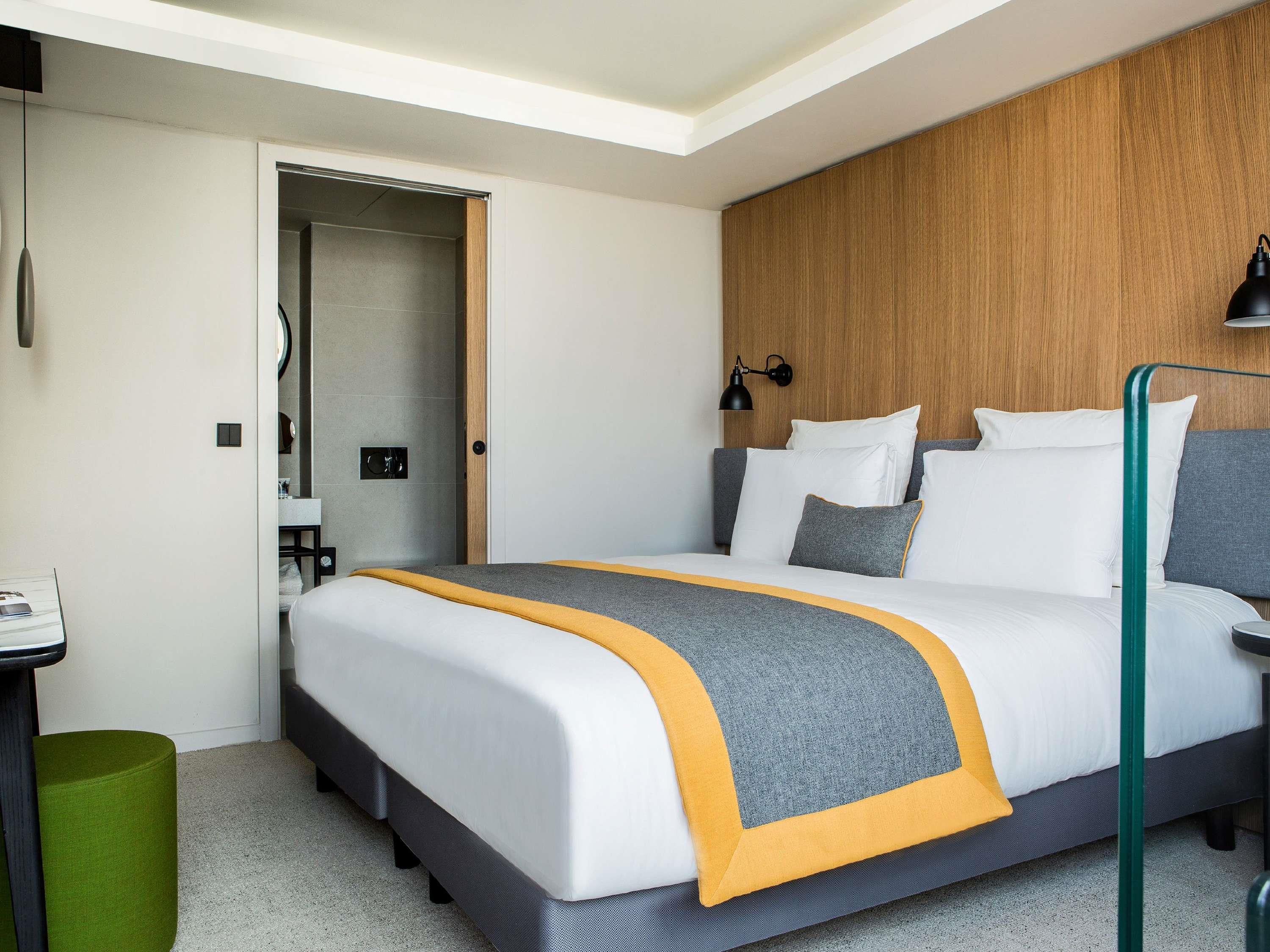 MERCURE PARIS 17 BATIGNOLLES Room Type - Privilege Room with 1 large bed and balcony