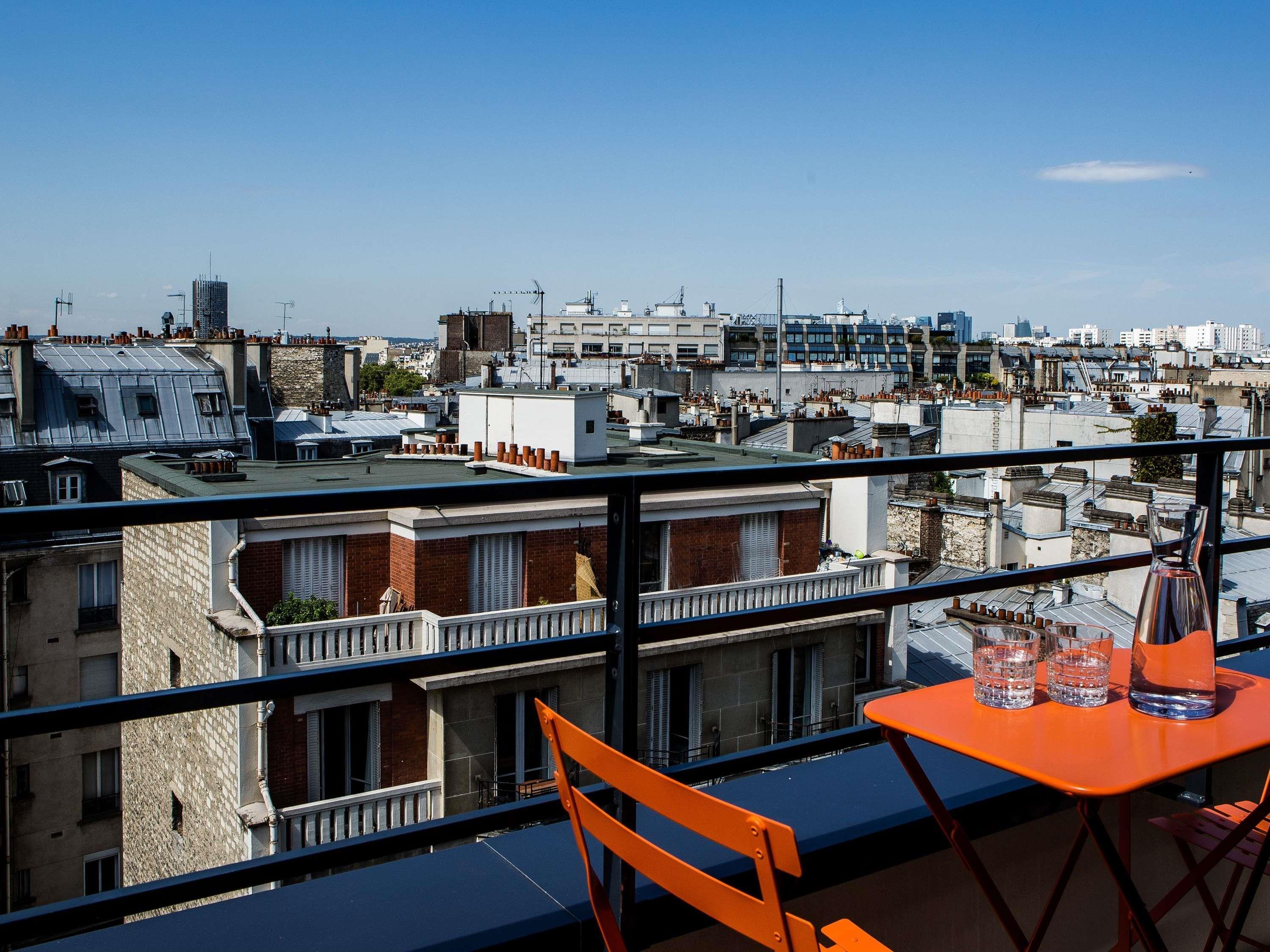 MERCURE PARIS 17 BATIGNOLLES Room Type - Superior Room with 1 large bed and balcony