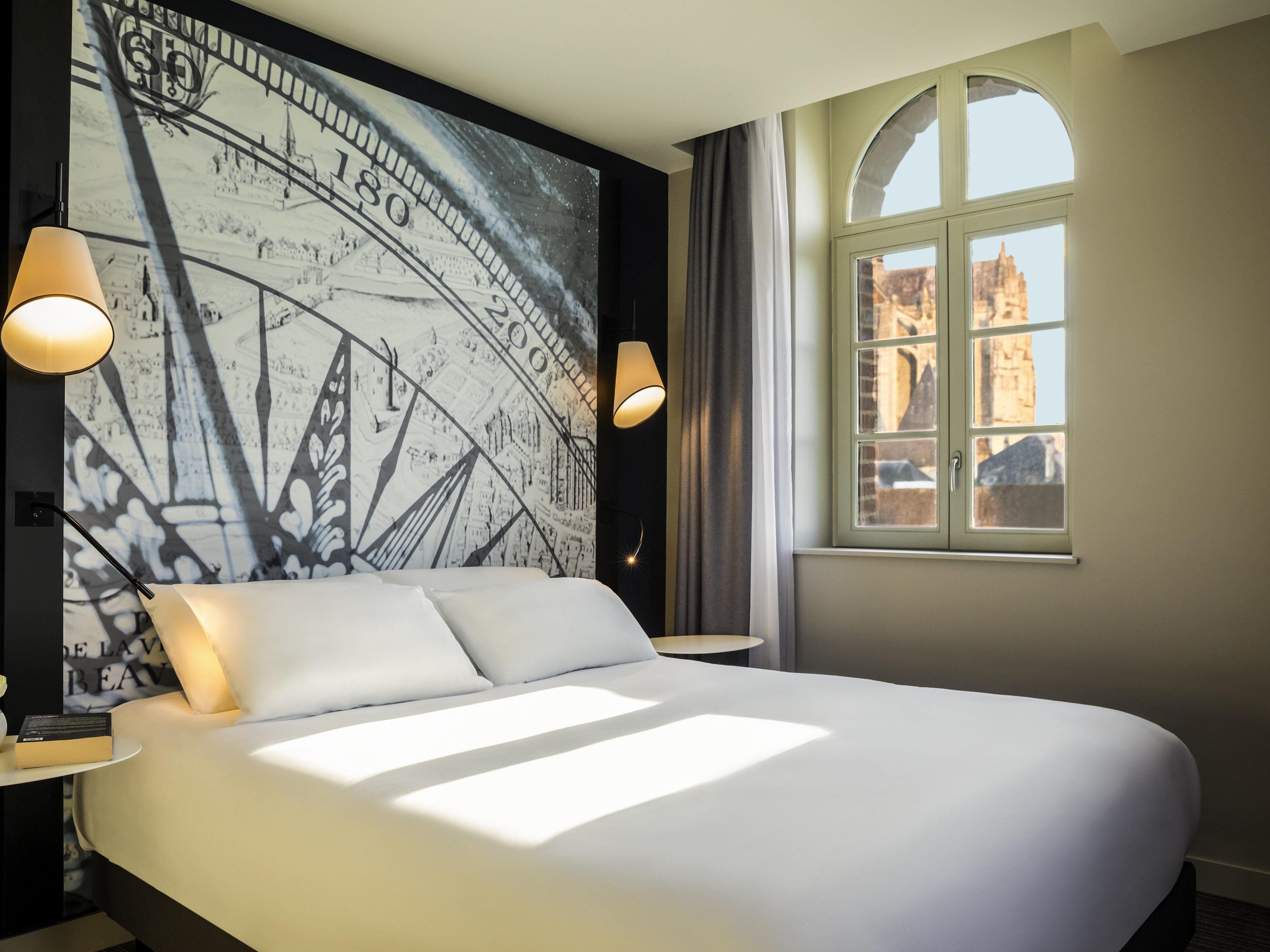 Mercure Beauvais Room Type - Privilege Room with cathedral view and 1 double bed (63 x 79 in 160 x 200 cm)