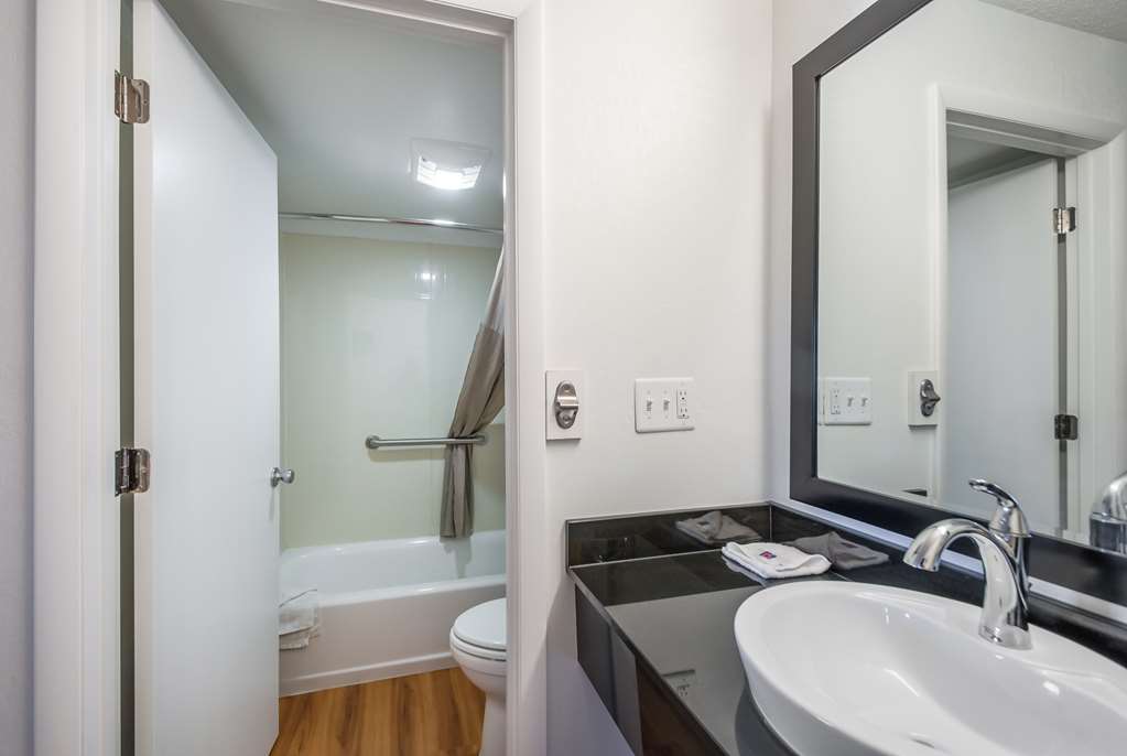 MOTEL 6 ODENTON, MD - FORT MEADE-guestroom-Guest Room,Bathroom,On-Site.jpg