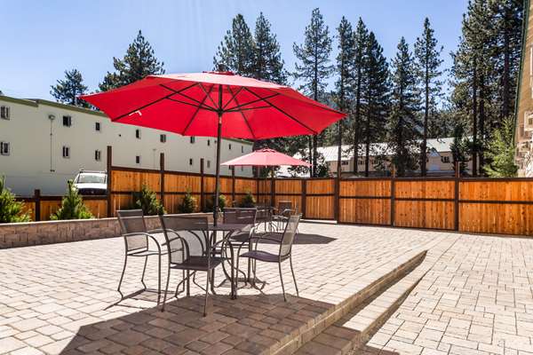 Pool - Econo Lodge Inn & Suites South Lake Tahoe