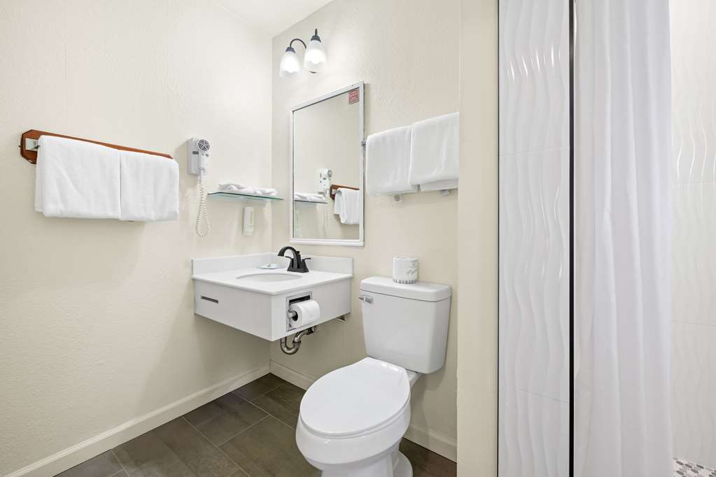 ECONO LODGE INN AND SUITES HEAVENLY-guestroom-Guest Room,Bathroom,On-Site.jpg