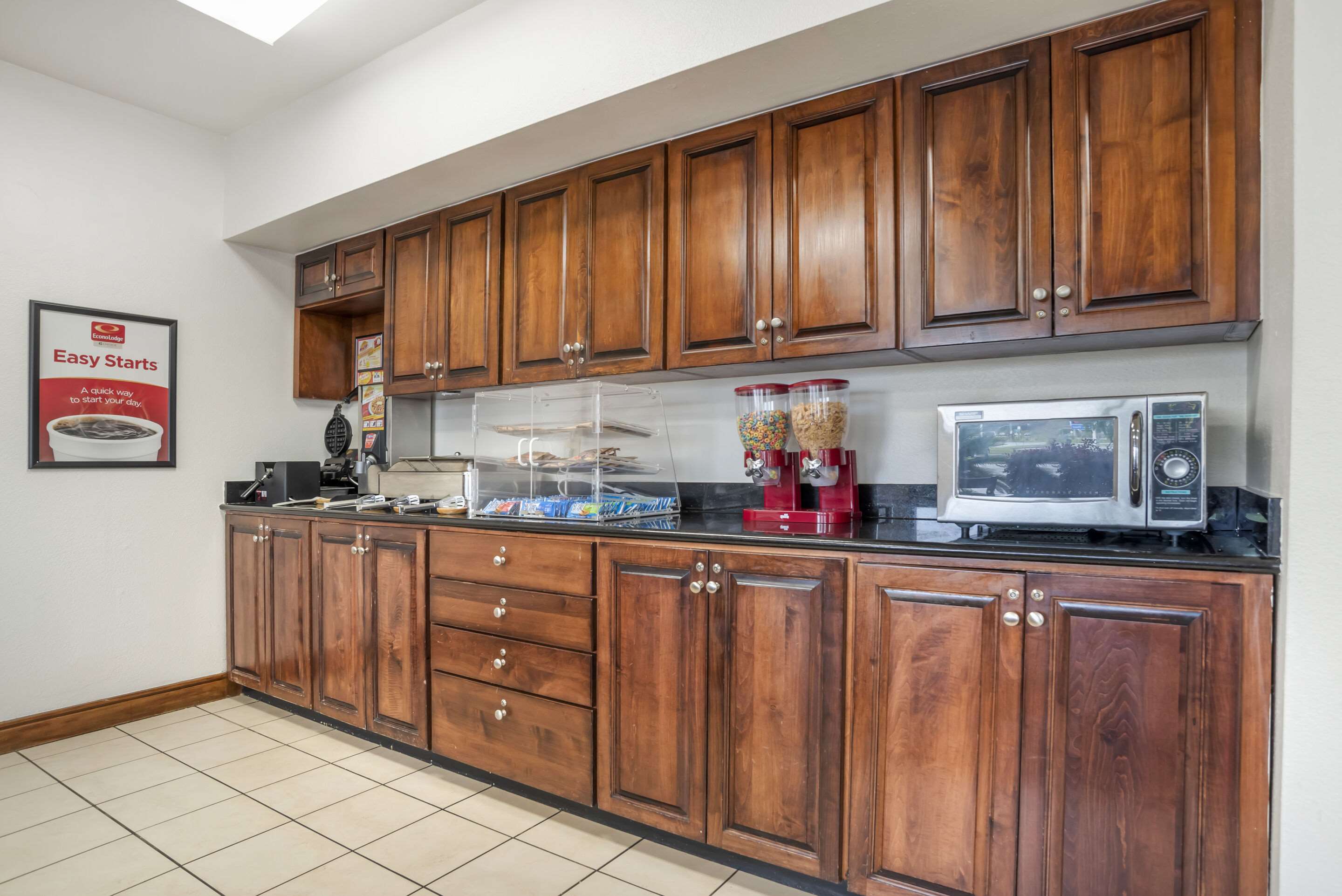 Breakfast area | Econo Lodge Moss Point - Pascagoula