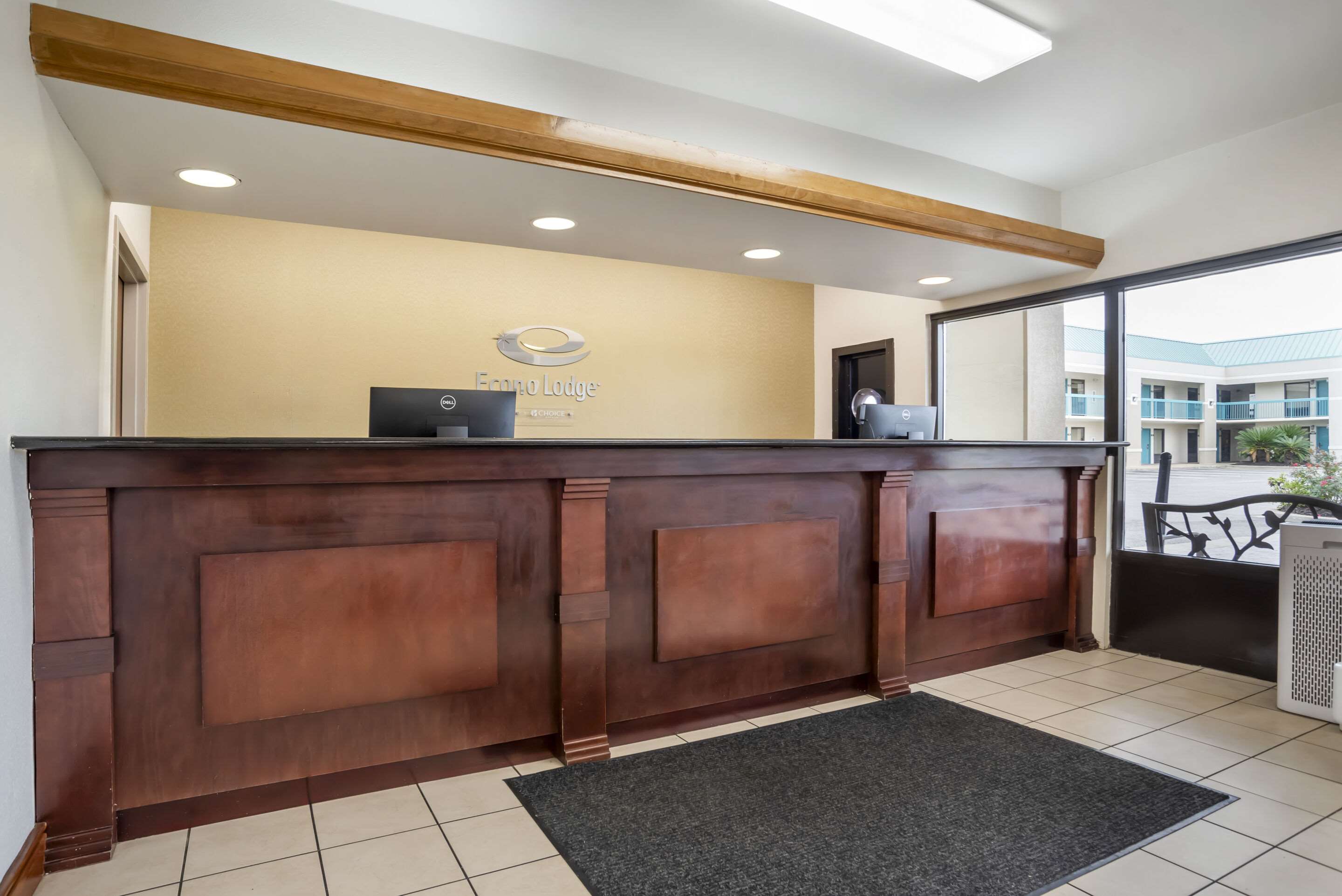 Front desk | Econo Lodge Moss Point - Pascagoula