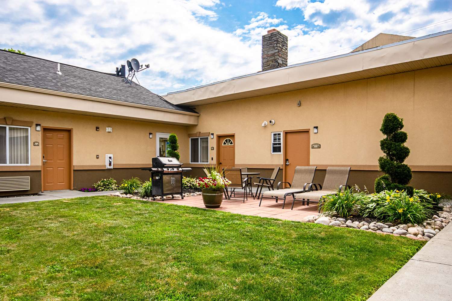 Quality Inn & Suites Glenmont, NY See Discounts