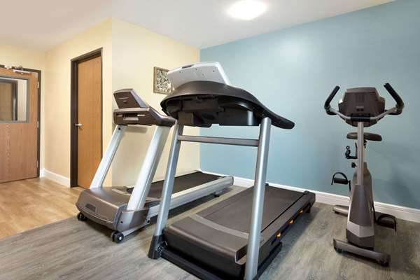 Fitness/ Exercise Room - Hawthorn Suites by Wyndham Saint Robert