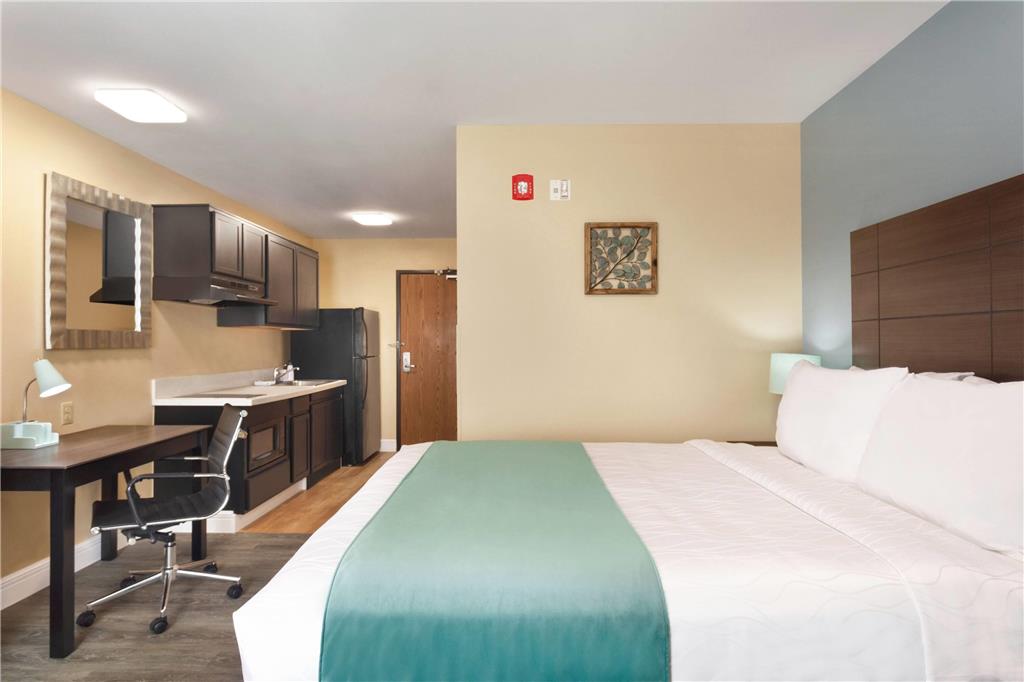HAWTHORN SUITES BY WYNDHAM ST. ROBE-guestroom-Guest Room,Queen bed,On-Site.jpg