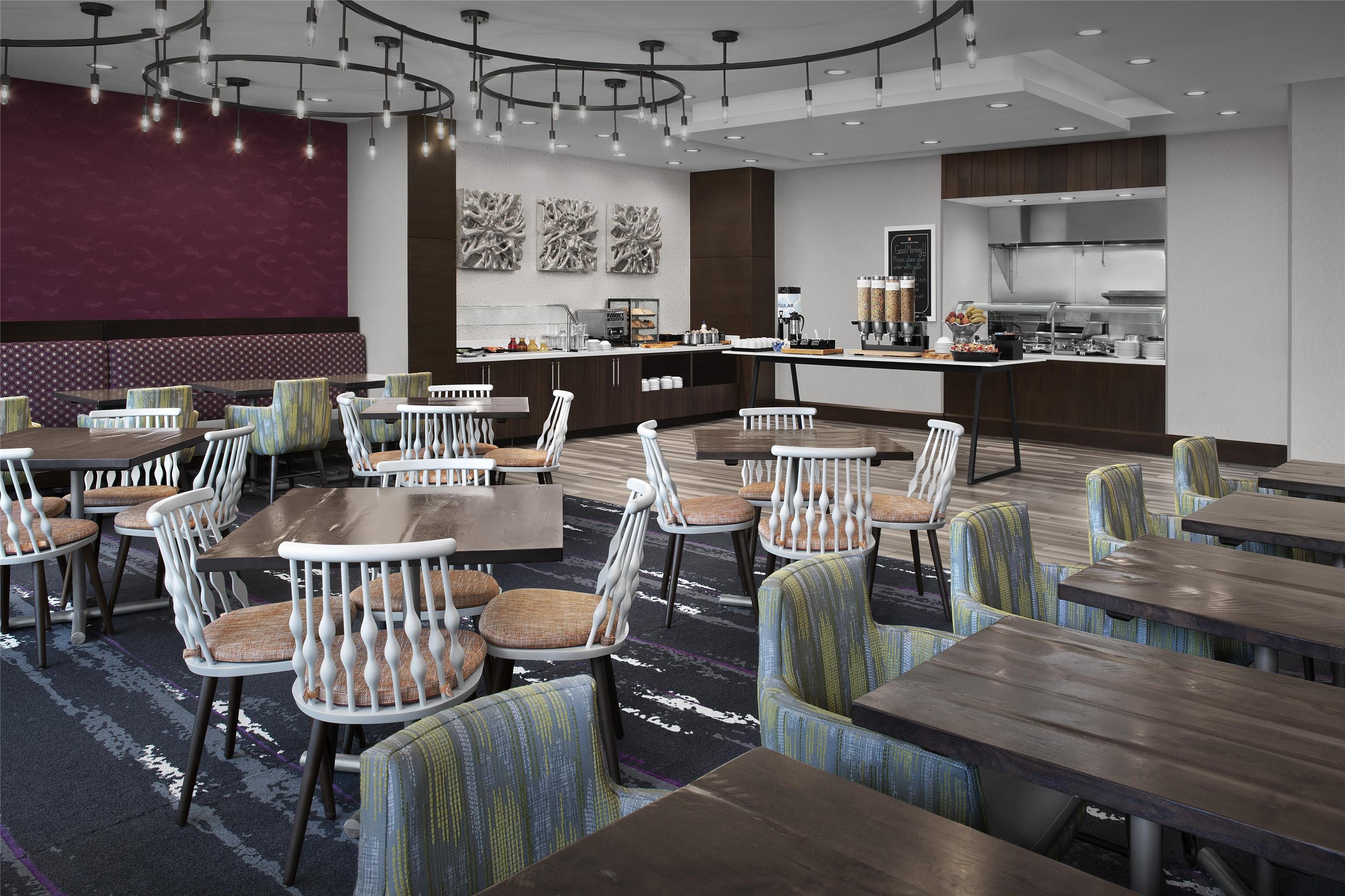 Breakfast Area | Hilton Garden Inn Charlotte Waverly