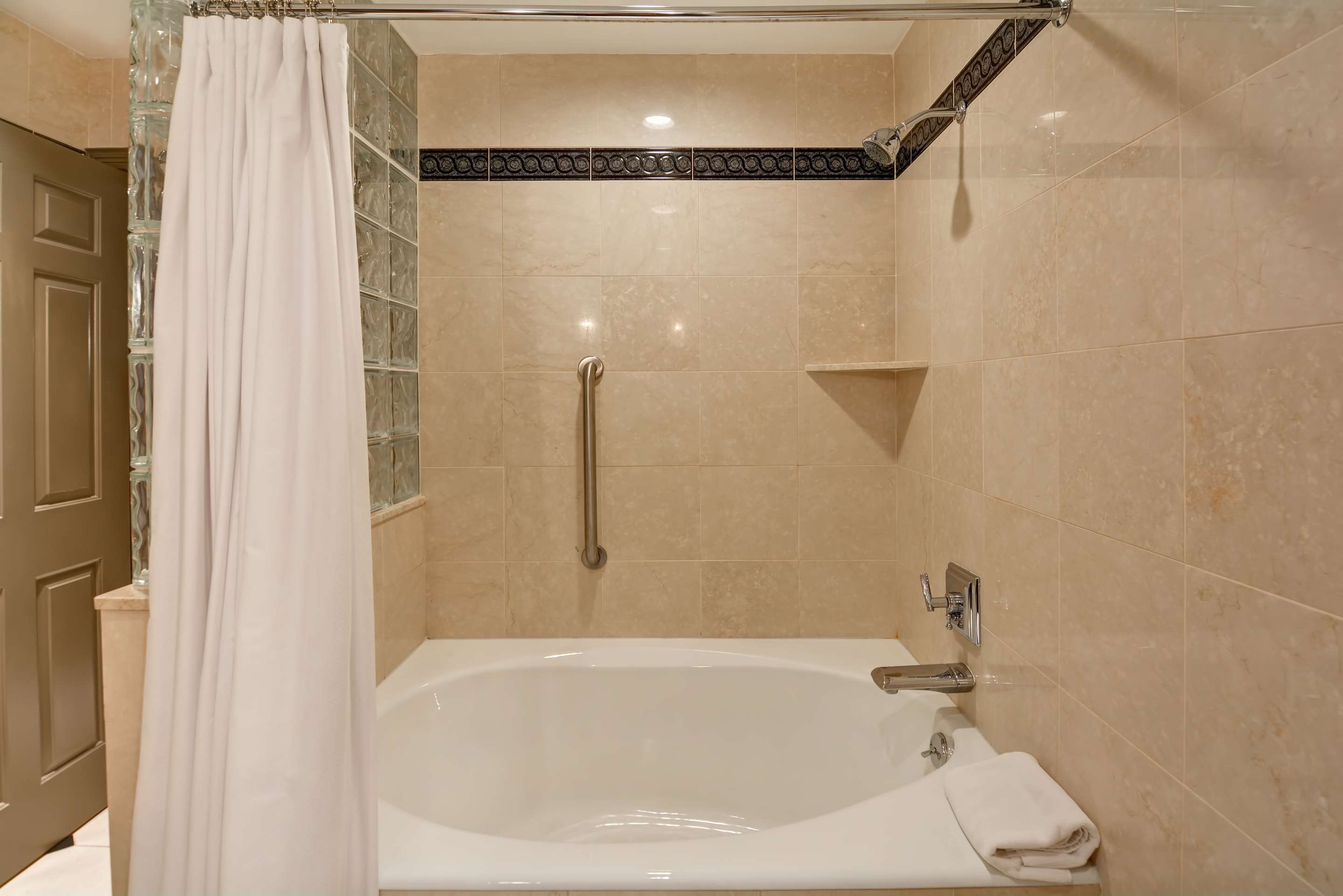 Guest room bath