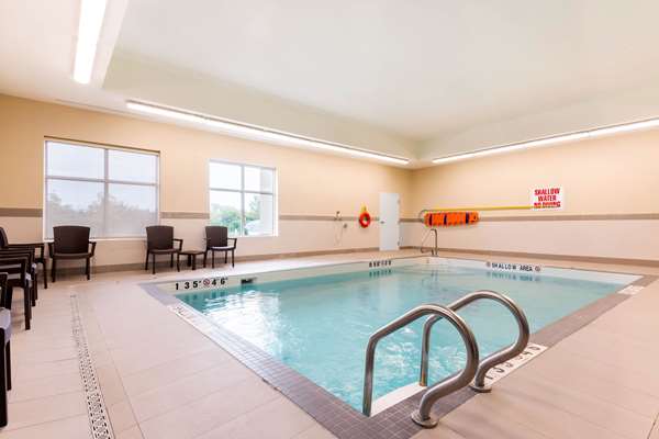 Pool - Comfort Inn & Suites Bowmanville