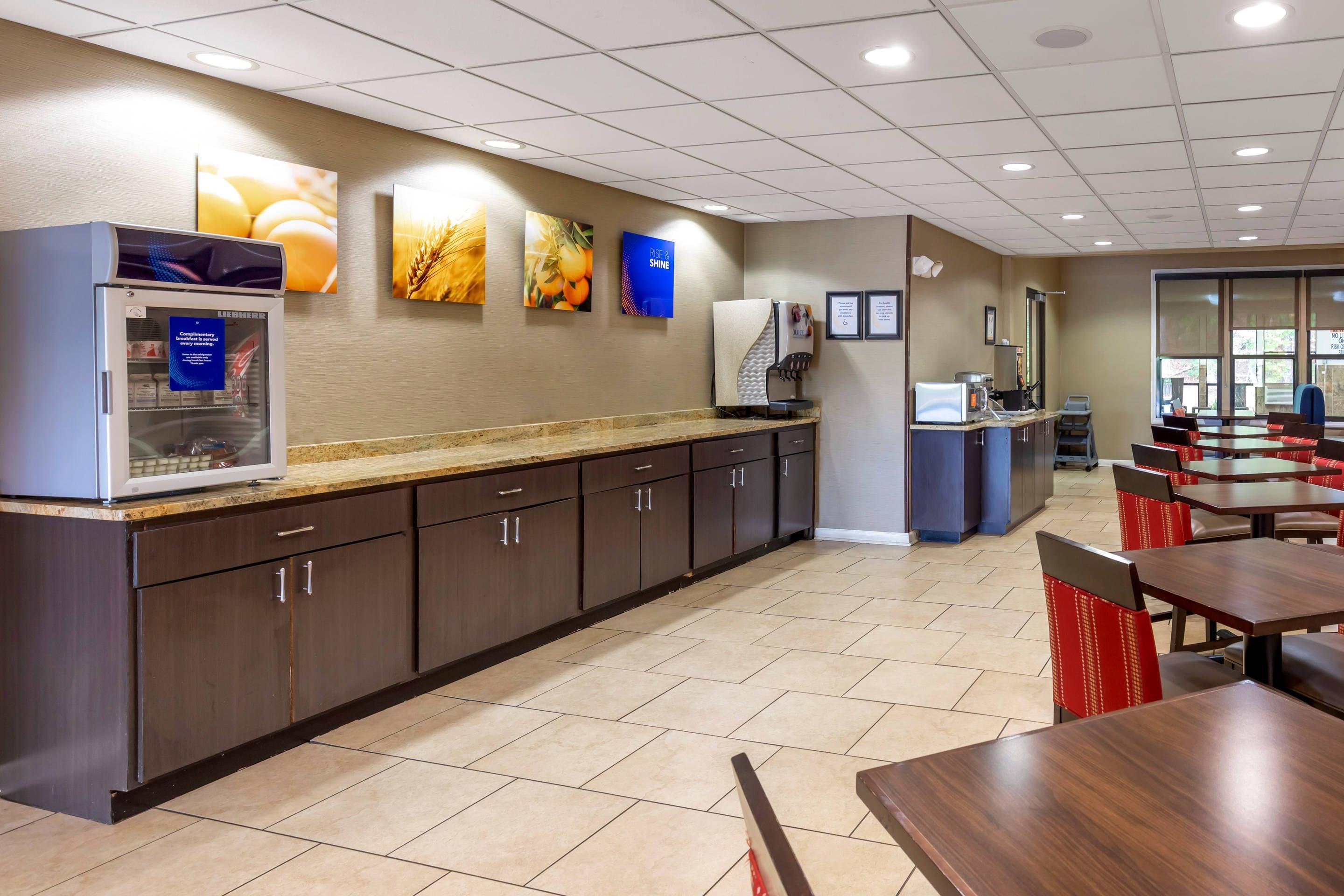 Breakfast area | Comfort Inn & Suites Canton Riverstone Area