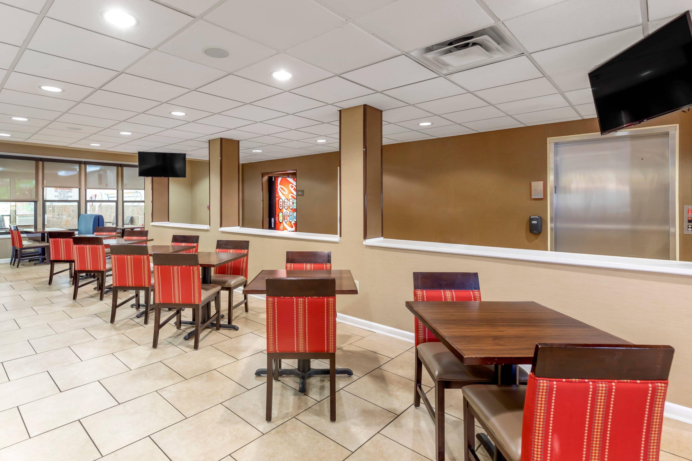 Breakfast area | Comfort Inn & Suites Canton Riverstone Area