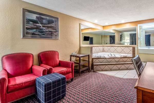 Suite - Rodeway Inn Miamisburg - I-75, Exit 44