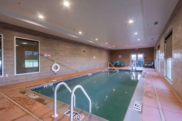 Pool - Comfort Inn & Suites Middletown