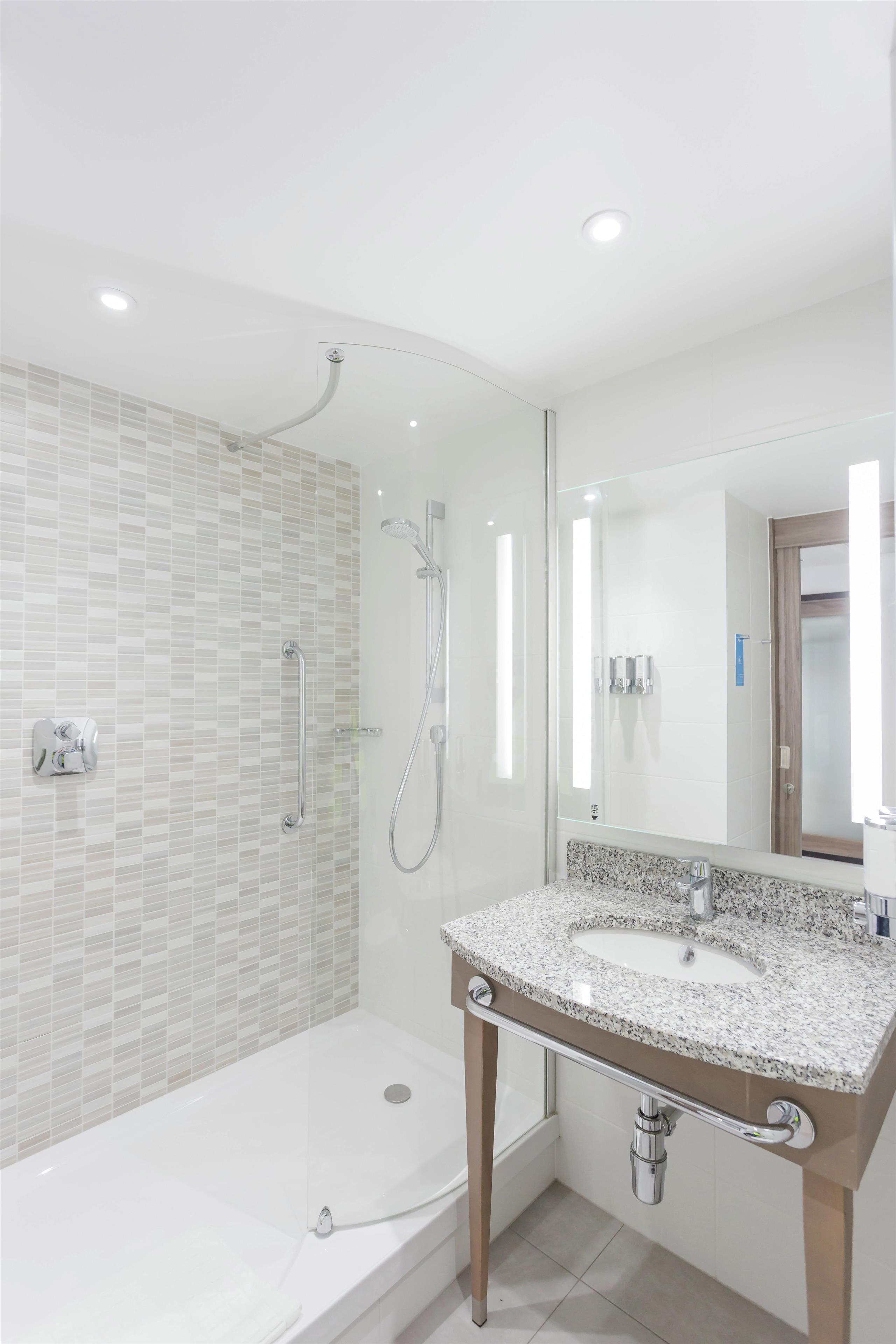 Hampton by Hilton Blackpool Room Type - QUEEN ROOM NS WITH SOFABED