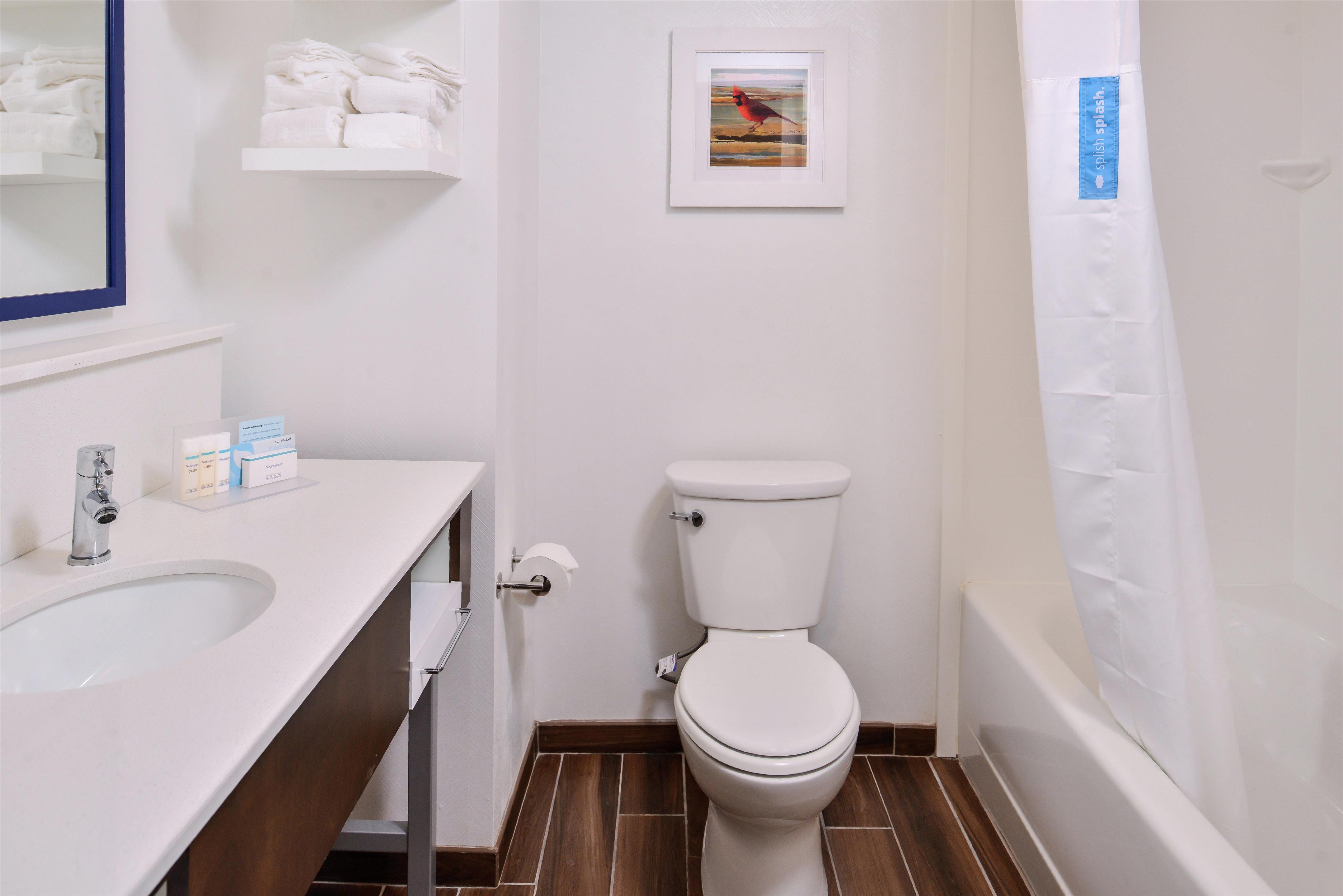 Guest room bath