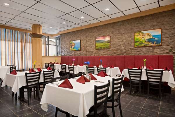 Restaurant - Travelodge Whitecourt