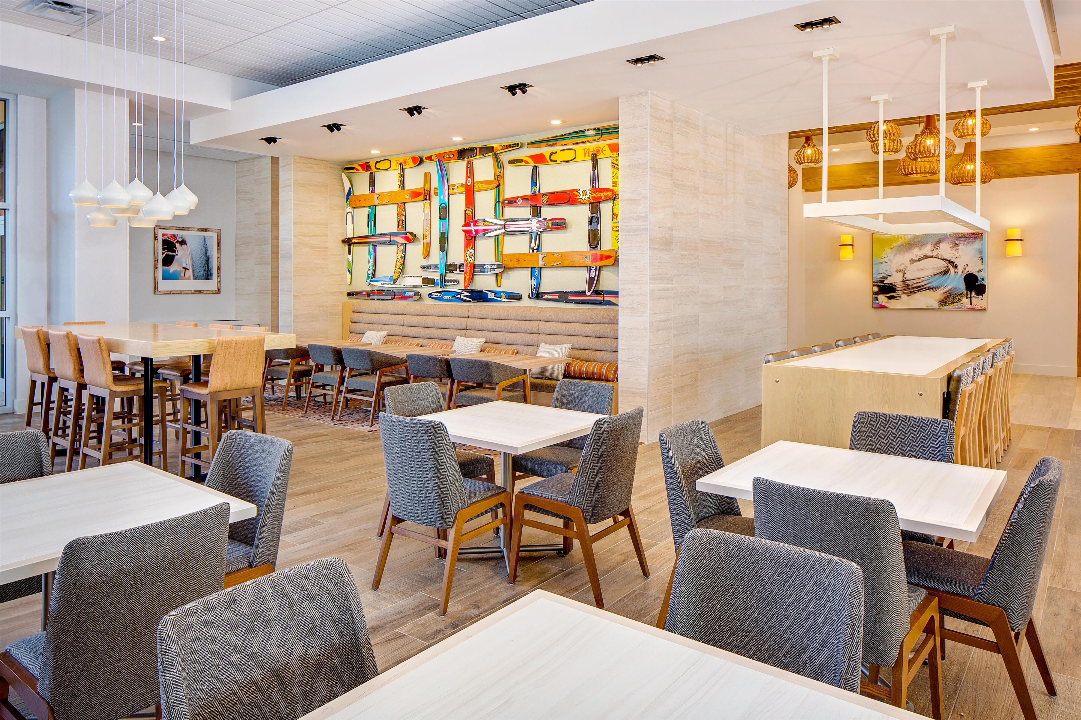 Restaurant | Hyatt Place across from Universal Orlando Resort