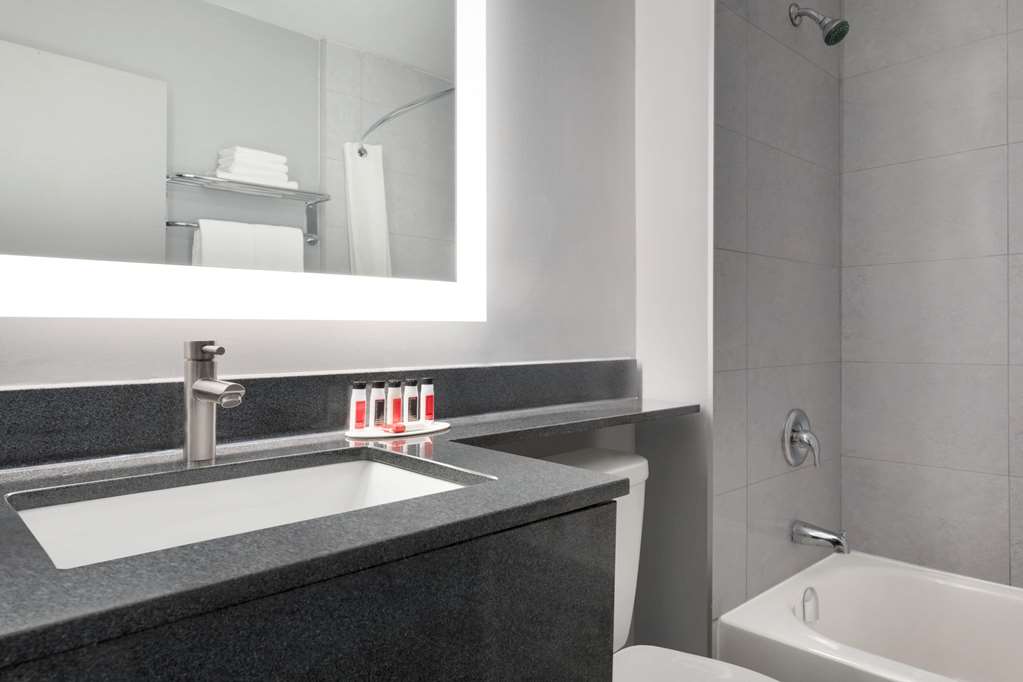 SUPER 8 BY WYNDHAM WINDSOR/DOUGALL-guestroom-Guest Room,Bathroom,On-Site.jpg